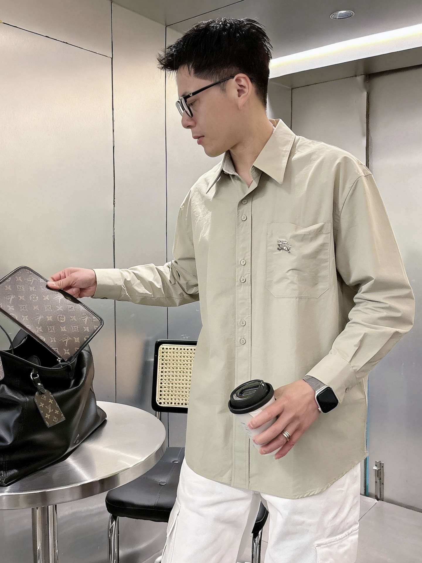 轻奢通勤纯色长袖衬衫 博柏利Burberry 马术骑士刺绣休闲衬衣尺码：M-XL码▪️ 采用高支精梳棉面
