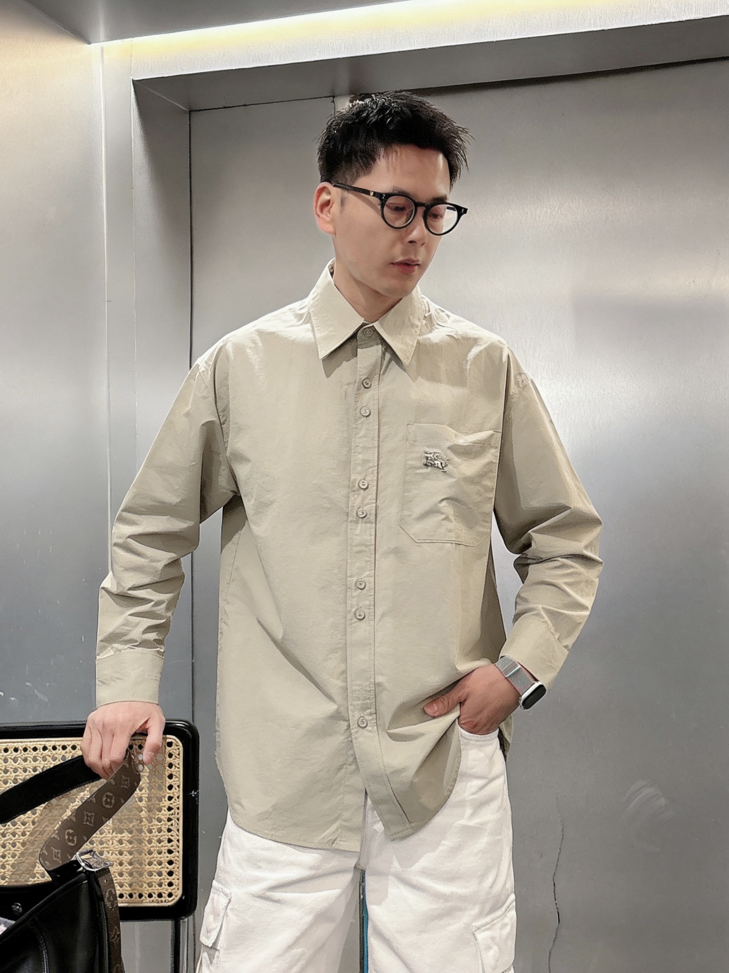轻奢通勤纯色长袖衬衫 博柏利Burberry 马术骑士刺绣休闲衬衣尺码：M-XL码▪️ 采用高支精梳棉面