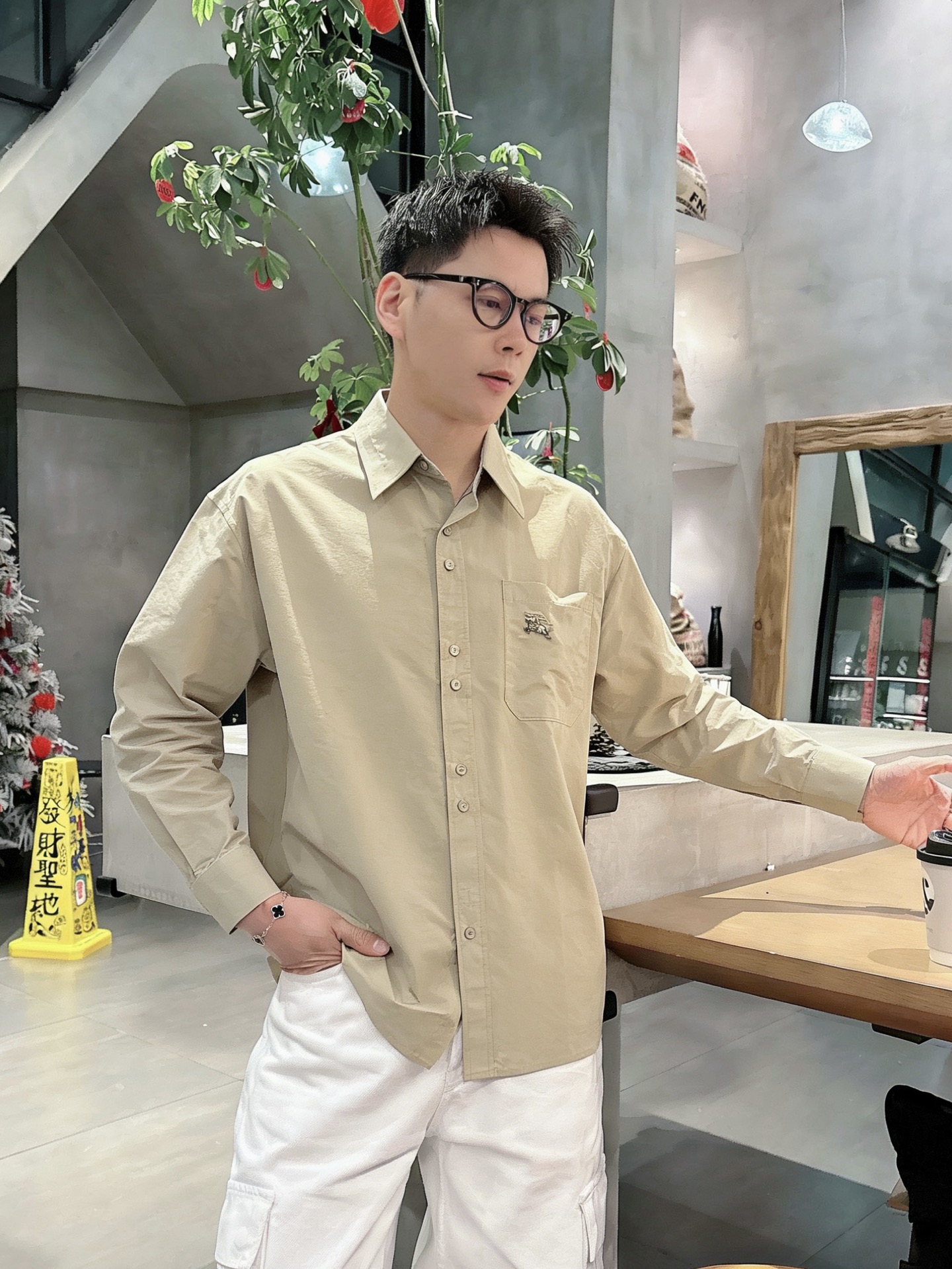 轻奢通勤纯色长袖衬衫 博柏利Burberry 马术骑士刺绣休闲衬衣尺码：M-XL码▪️ 采用高支精梳棉面