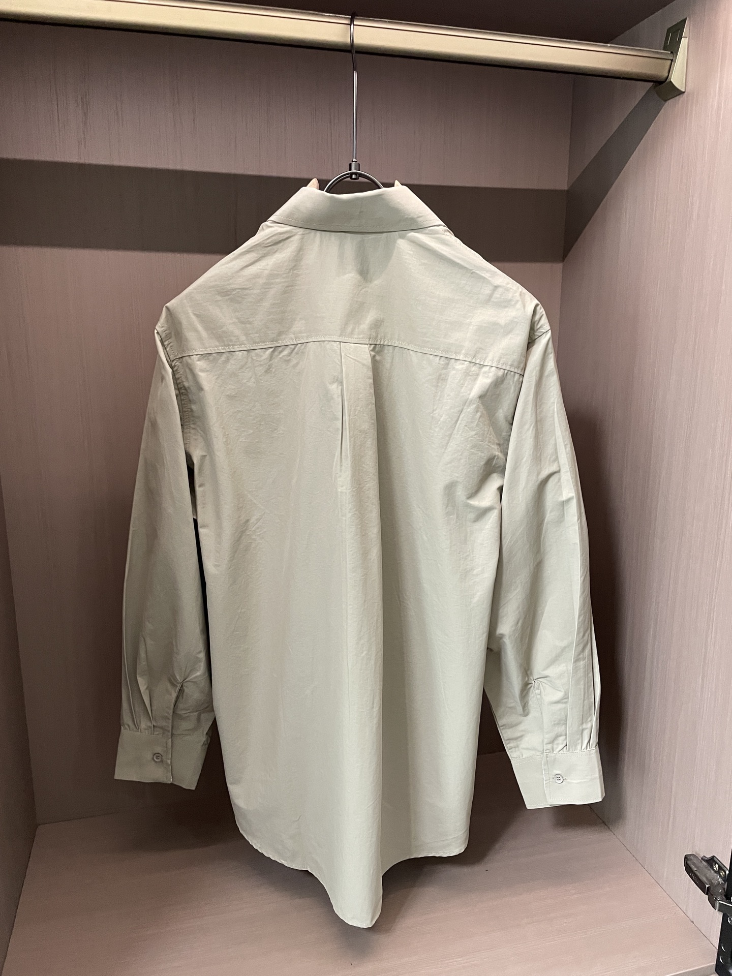 轻奢通勤纯色长袖衬衫 博柏利Burberry 马术骑士刺绣休闲衬衣尺码：M-XL码▪️ 采用高支精梳棉面