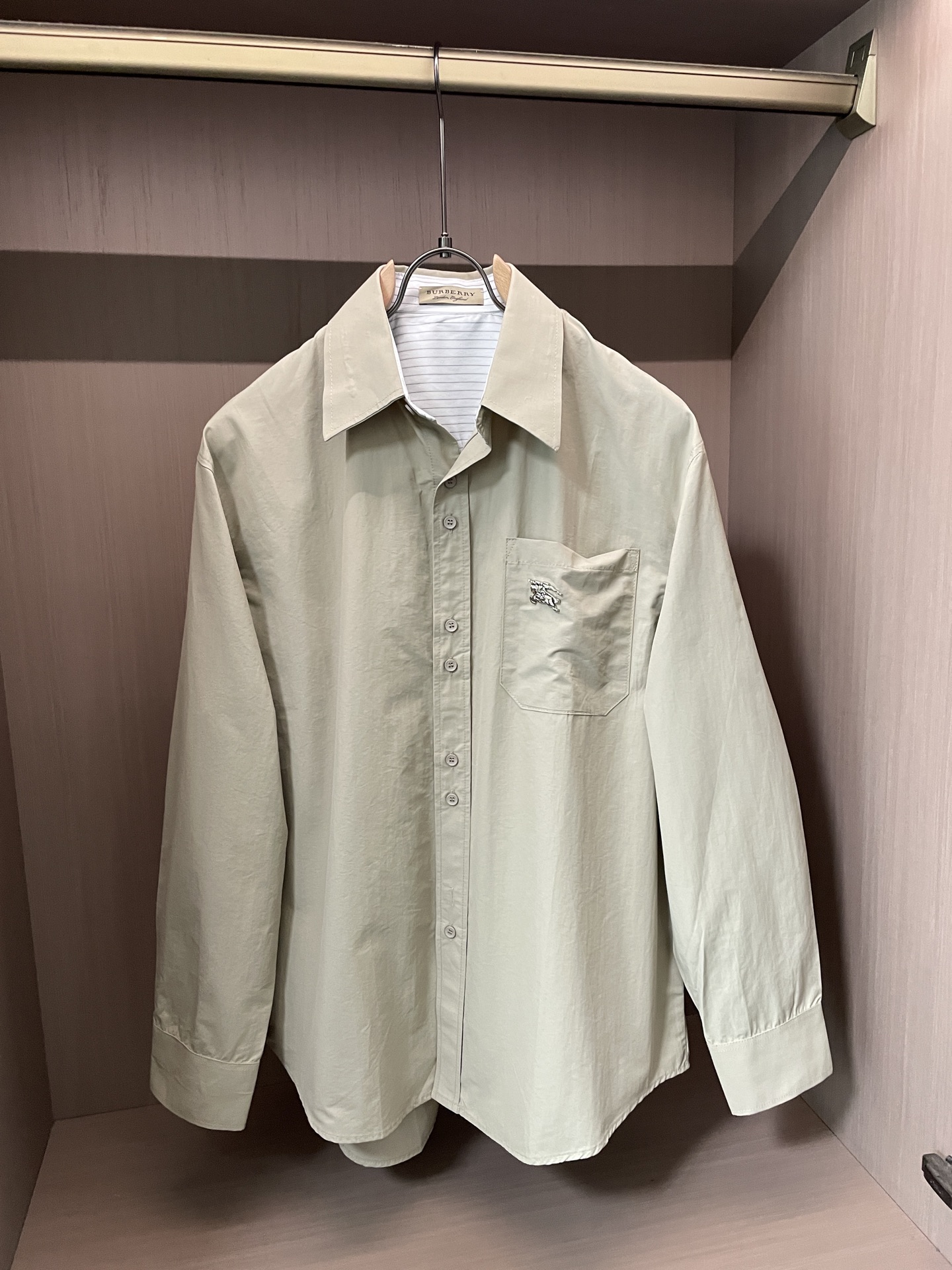 轻奢通勤纯色长袖衬衫 博柏利Burberry 马术骑士刺绣休闲衬衣尺码：M-XL码▪️ 采用高支精梳棉面