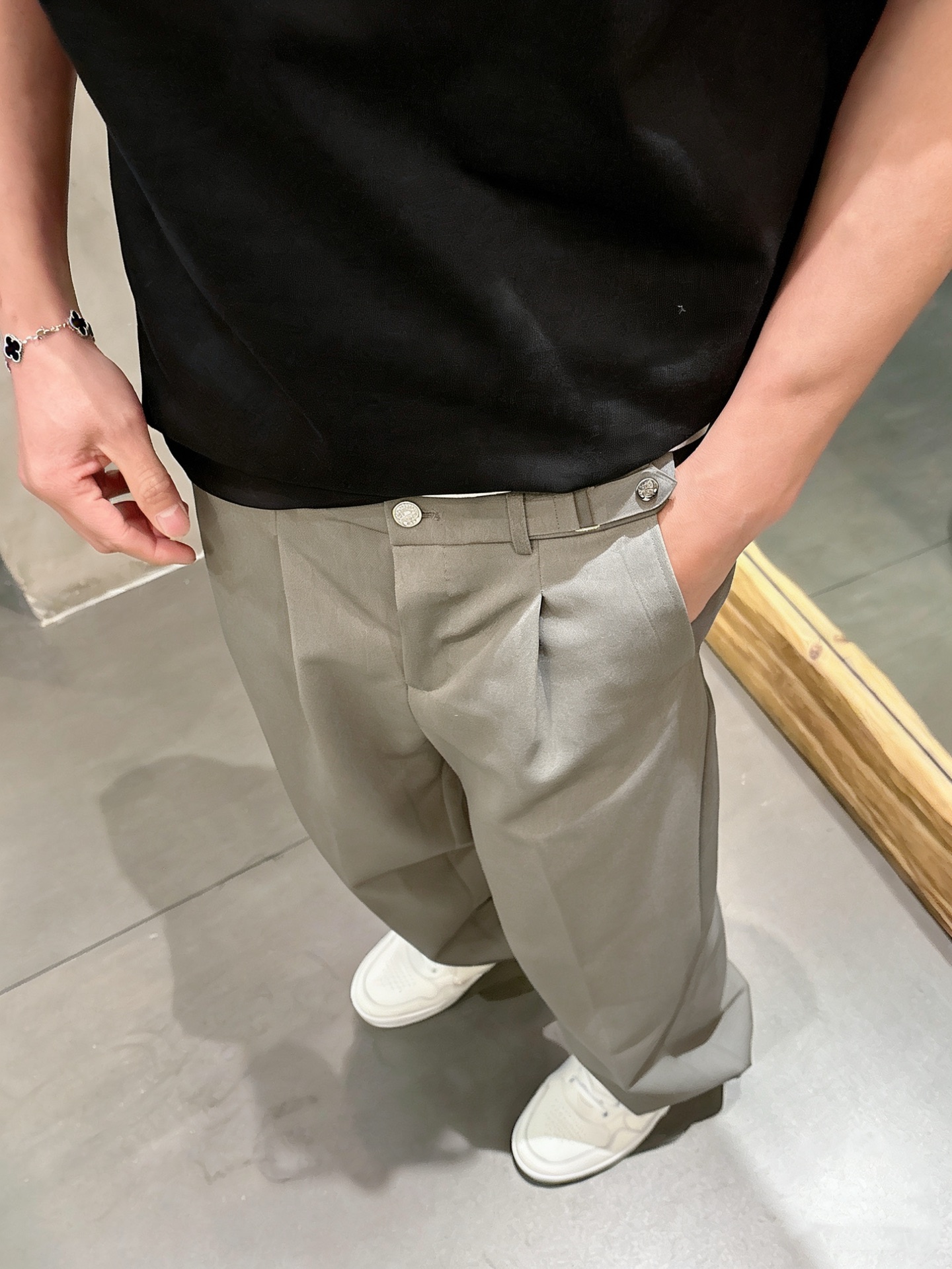 罗意威LOEWE 轻奢通勤双褶垂感直筒西裤 男士商务休闲可调节腰长裤尺码：S-XL码▪️ 采用高支精纺垂