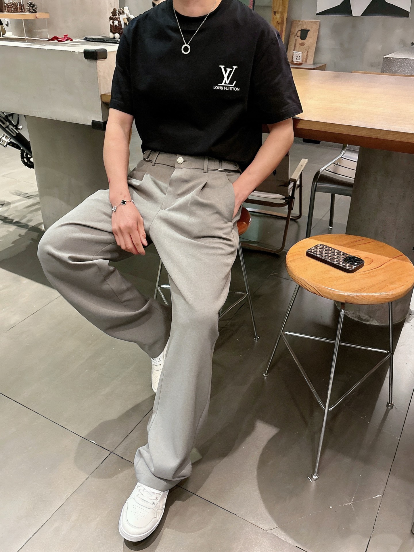 罗意威LOEWE 轻奢通勤双褶垂感直筒西裤 男士商务休闲可调节腰长裤尺码：S-XL码▪️ 采用高支精纺垂