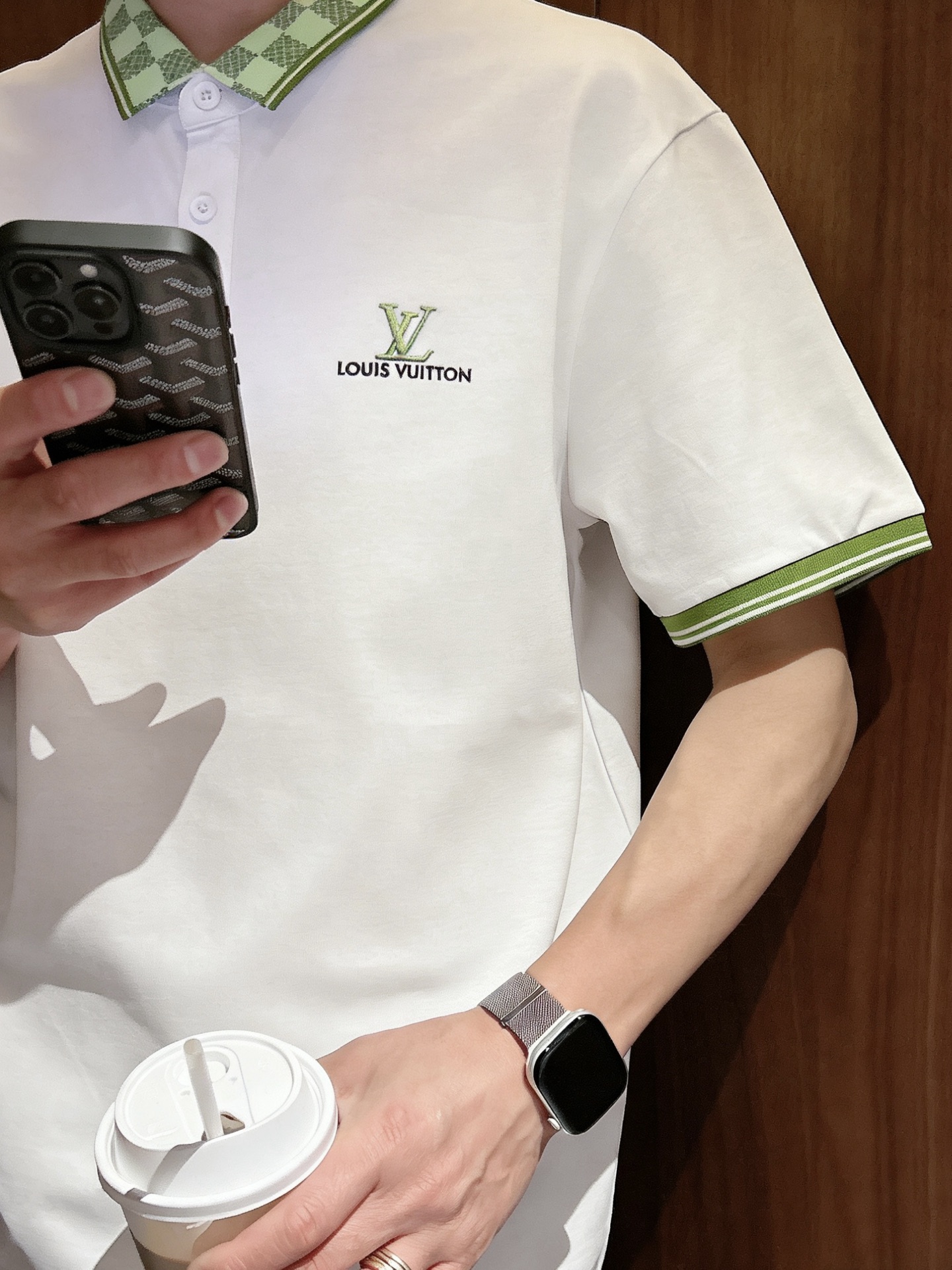 路易威登LV 棋盘格撞色领短袖Polo衫 男士商务休闲刺绣翻领上衣尺码：M-3XL码▪️ 采用高支精梳珠