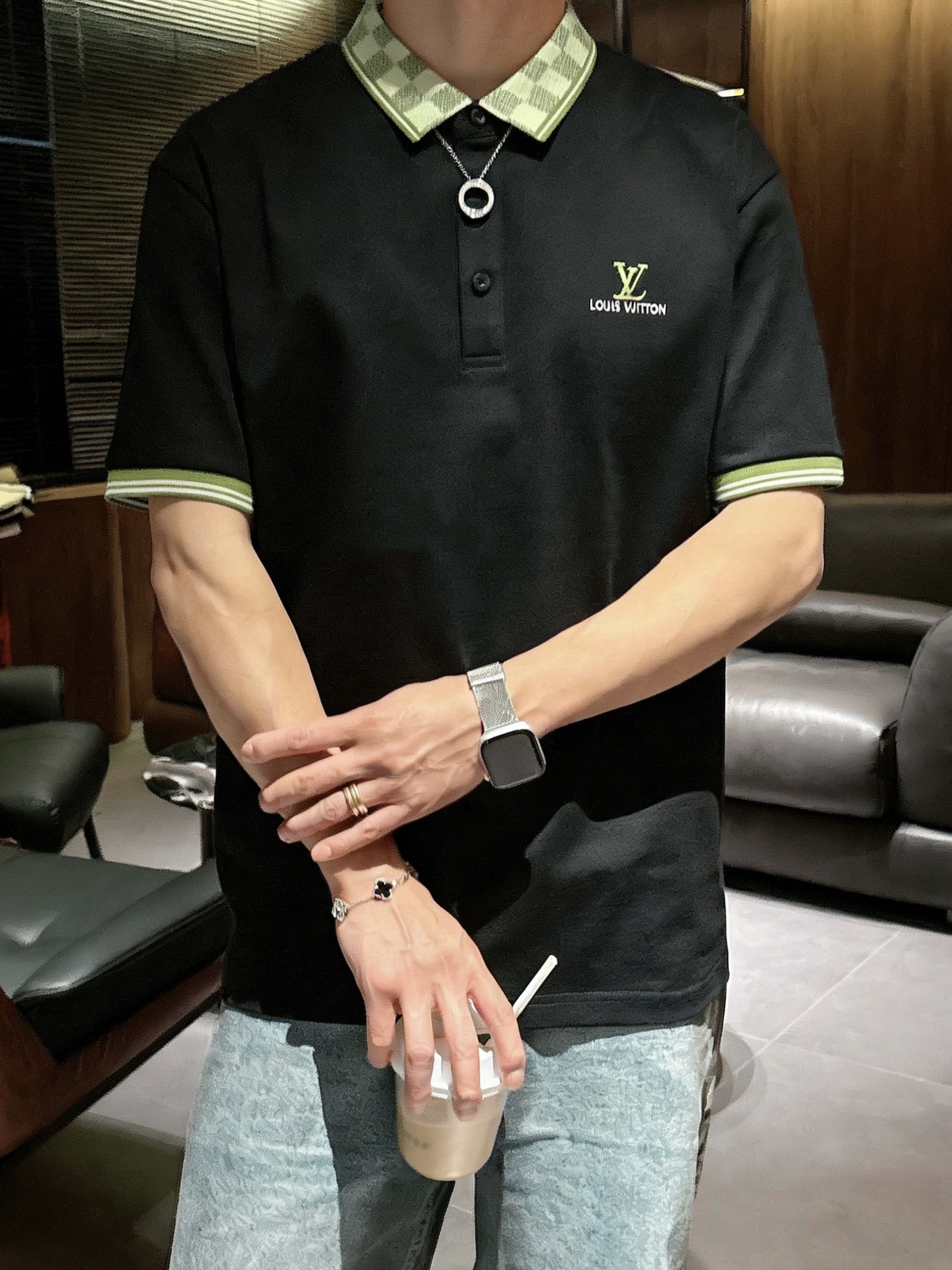路易威登LV 棋盘格撞色领短袖Polo衫 男士商务休闲刺绣翻领上衣尺码：M-3XL码▪️ 采用高支精梳珠