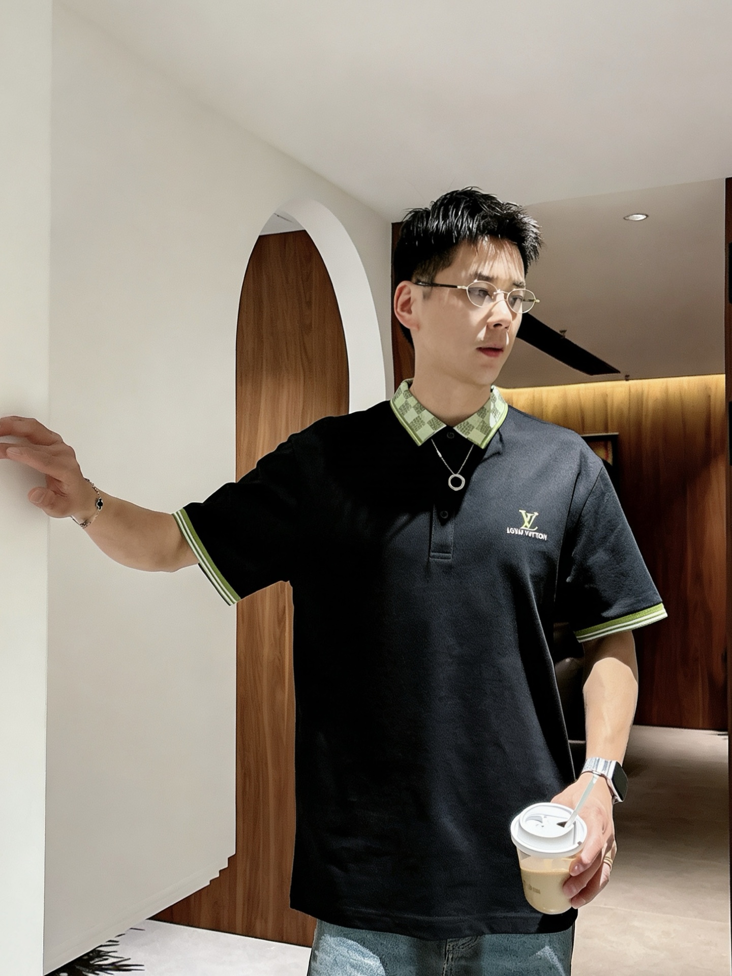 路易威登LV 棋盘格撞色领短袖Polo衫 男士商务休闲刺绣翻领上衣尺码：M-3XL码▪️ 采用高支精梳珠