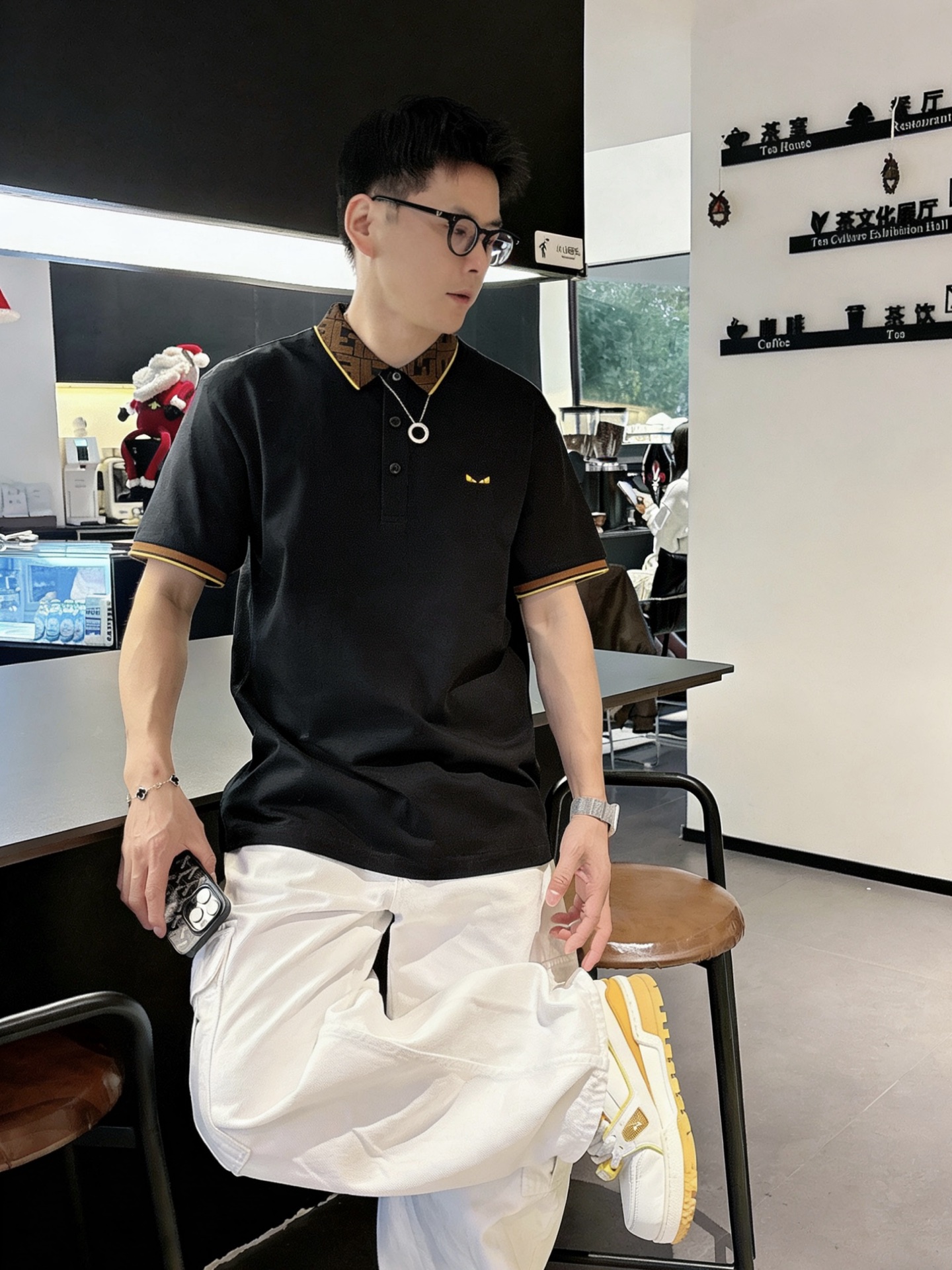 芬迪FENDI 经典FF老花领小恶魔刺绣短袖Polo衫 男士商务休闲翻领上衣尺码：M-3XL码▪️ 采用