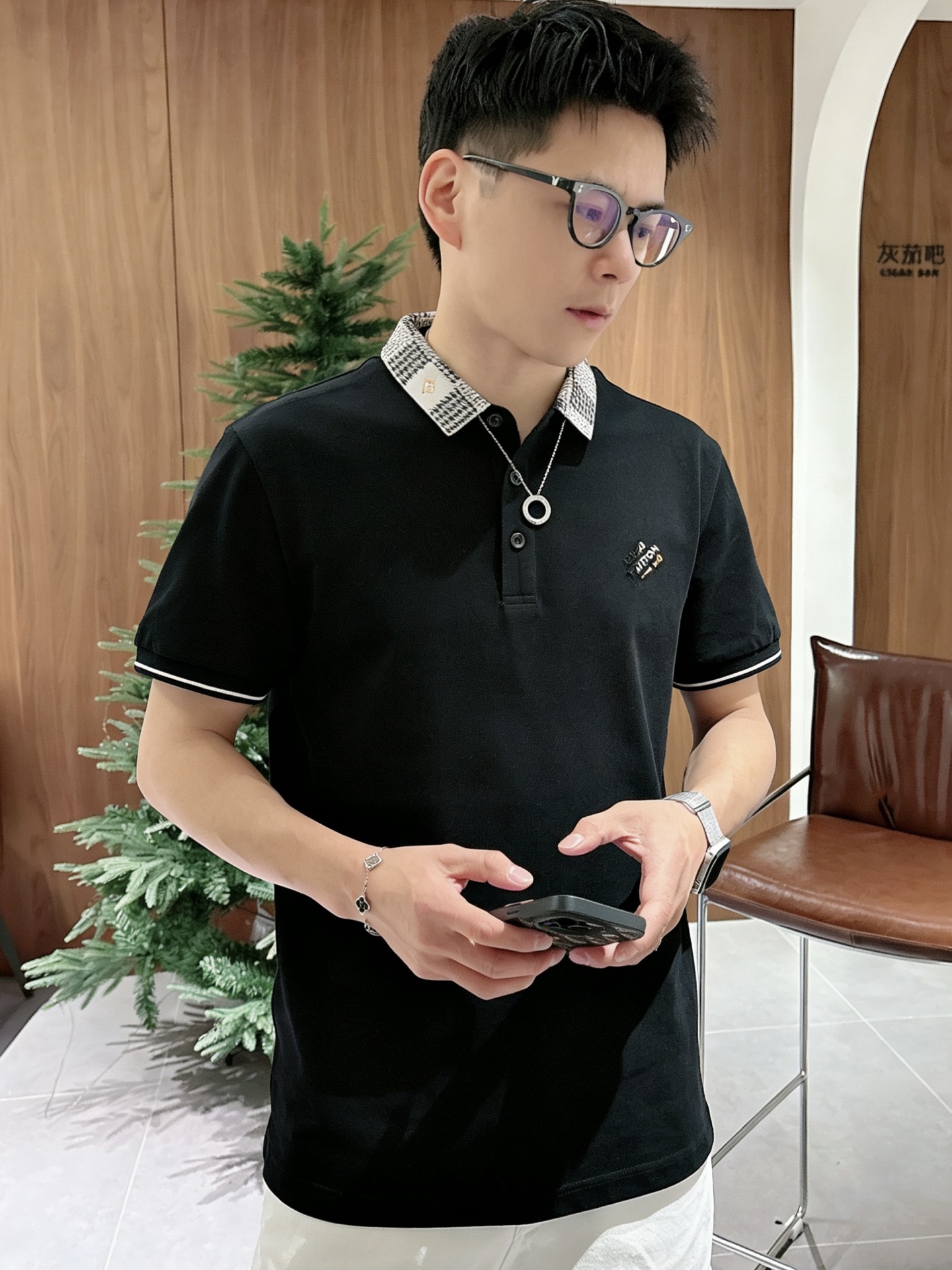 路易威登LV 千鸟格撞色领刺绣短袖Polo衫 男士商务休闲翻领上衣尺码：M-3XL码▪️ 采用高支精梳珠