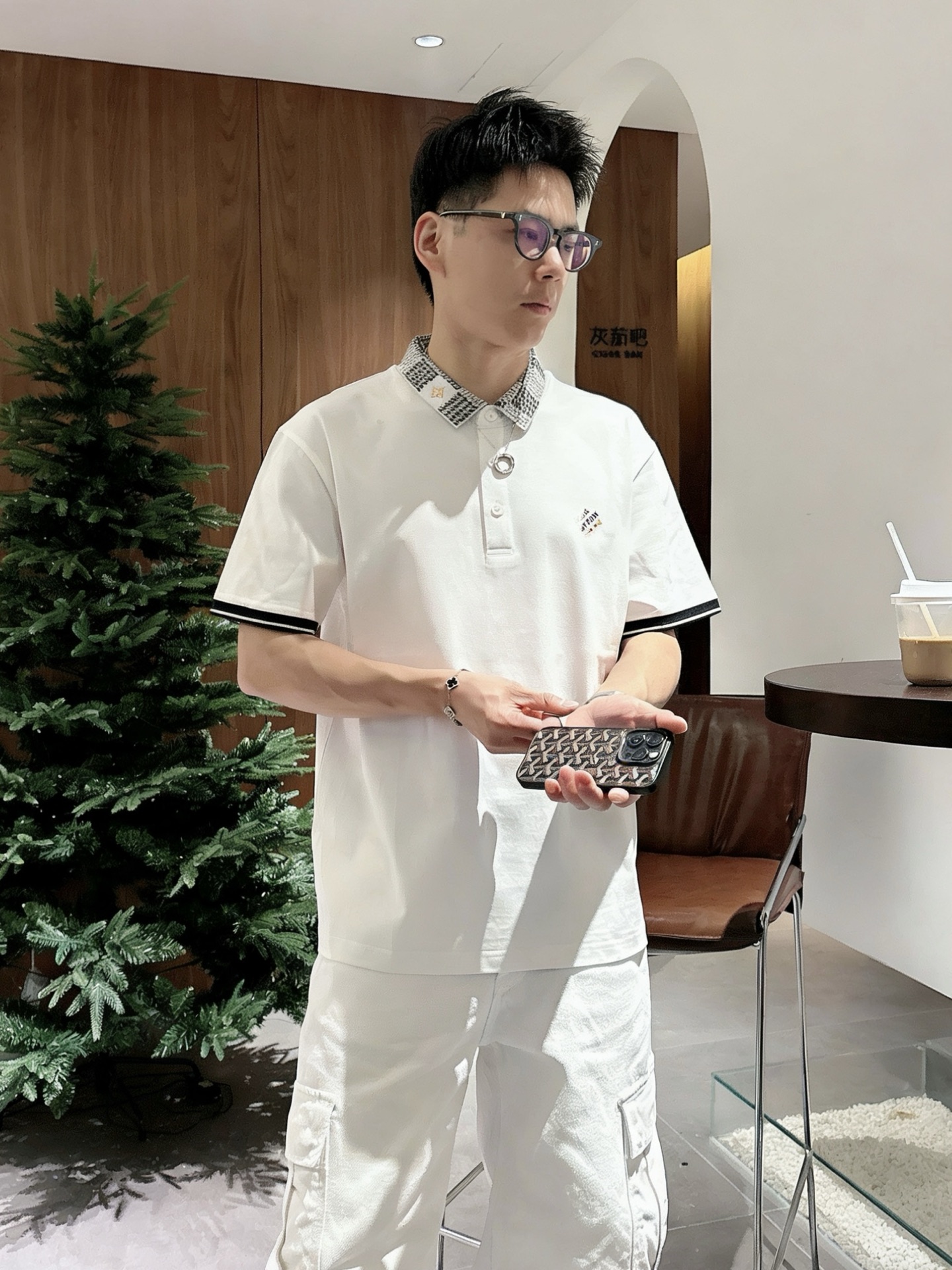 路易威登LV 千鸟格撞色领刺绣短袖Polo衫 男士商务休闲翻领上衣尺码：M-3XL码▪️ 采用高支精梳珠