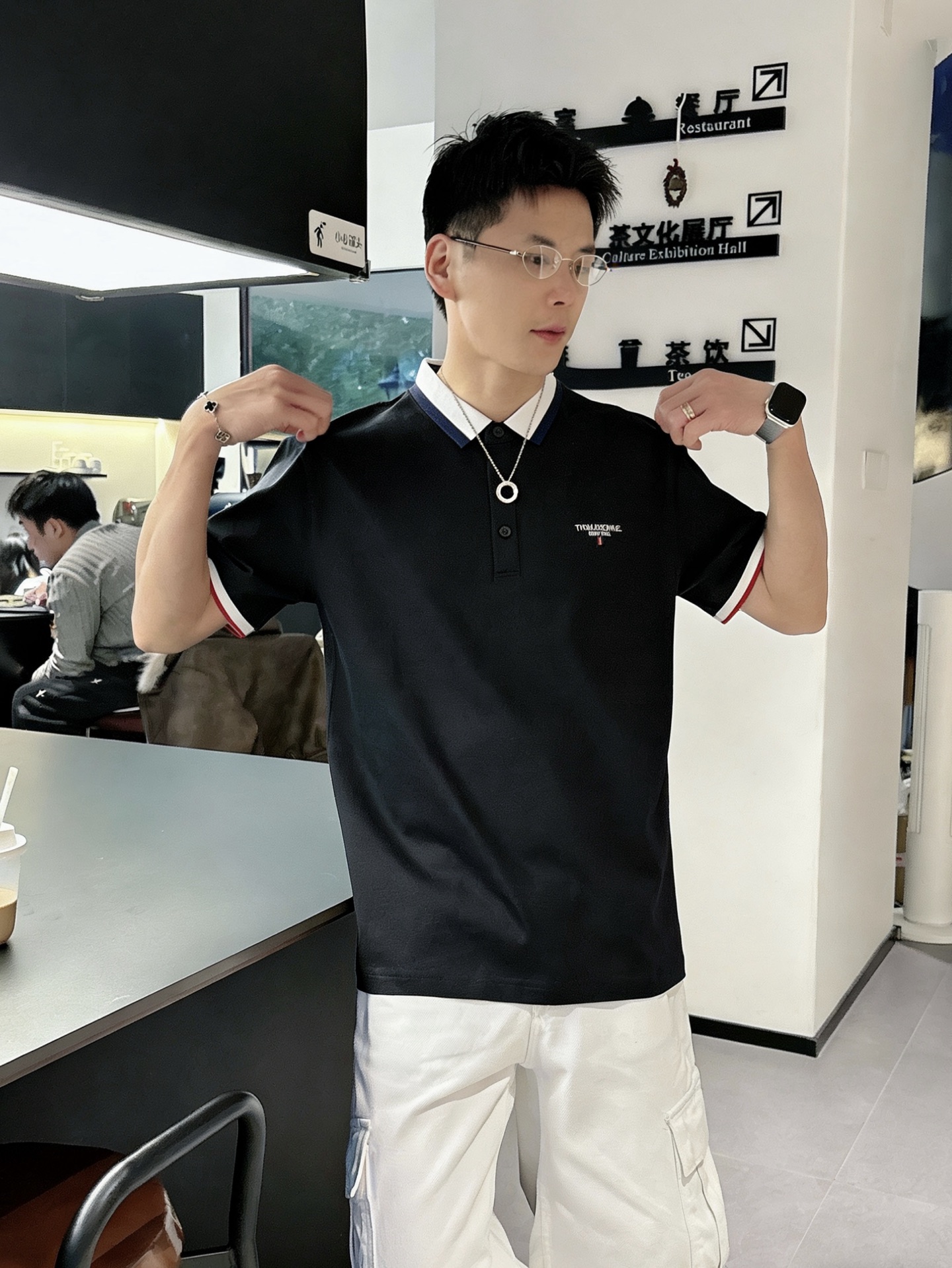 Thom Browne 经典红白蓝撞色领刺绣短袖Polo衫 男士商务休闲翻领上衣尺码：M-3XL码▪️ 