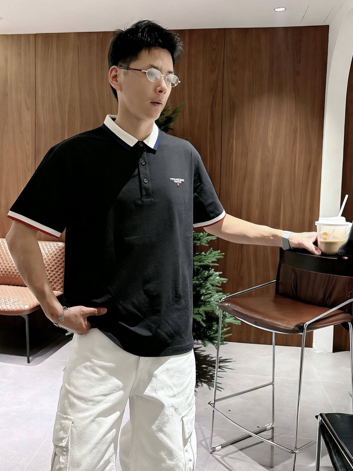Thom Browne 经典红白蓝撞色领刺绣短袖Polo衫 男士商务休闲翻领上衣尺码：M-3XL码▪️ 