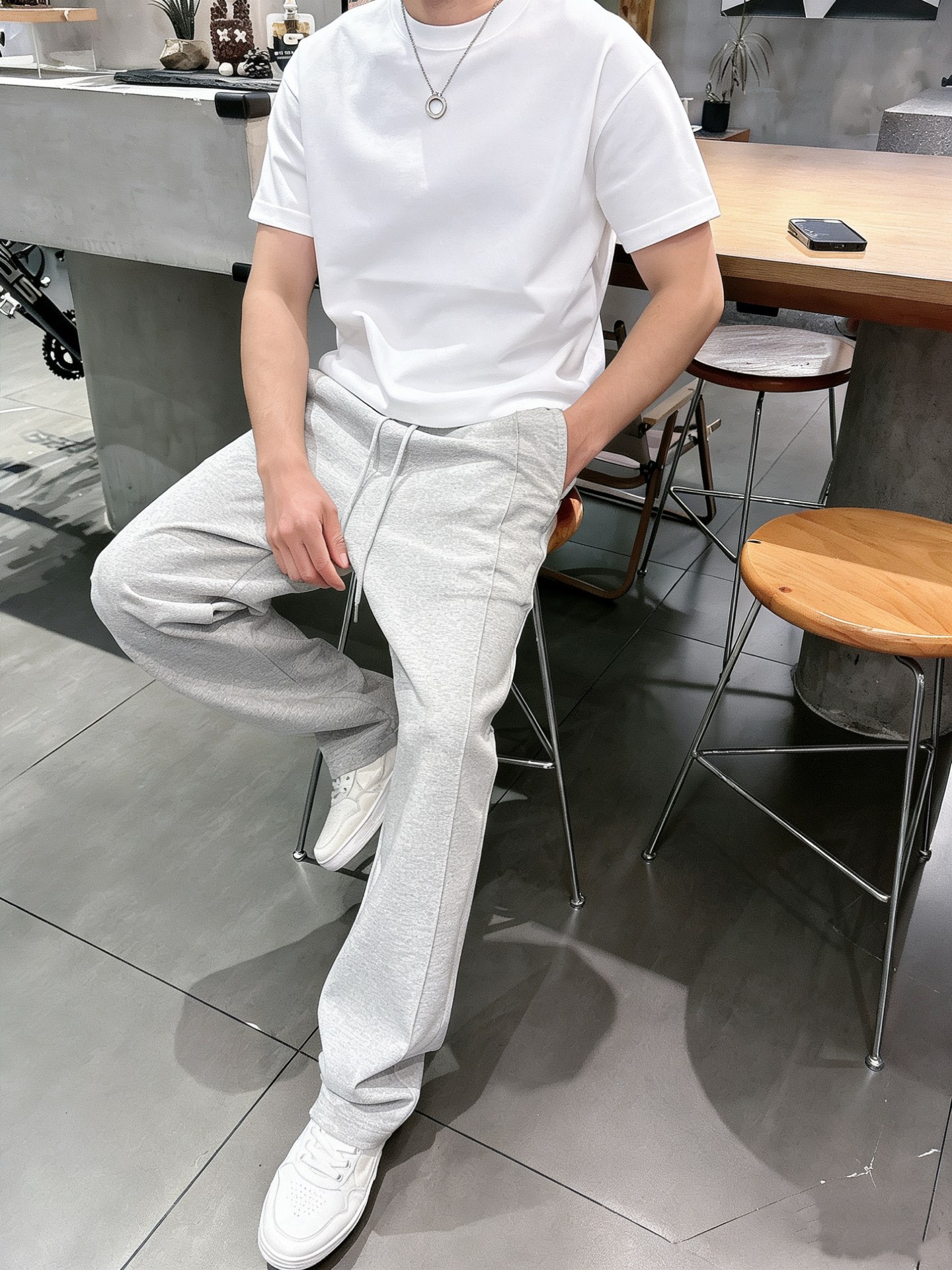 迪奥Dior 莫代尔垂感直筒卫裤 男士休闲通勤阔腿运动裤尺码：M-3XL码▪️ 采用高弹莫代尔混纺面料，