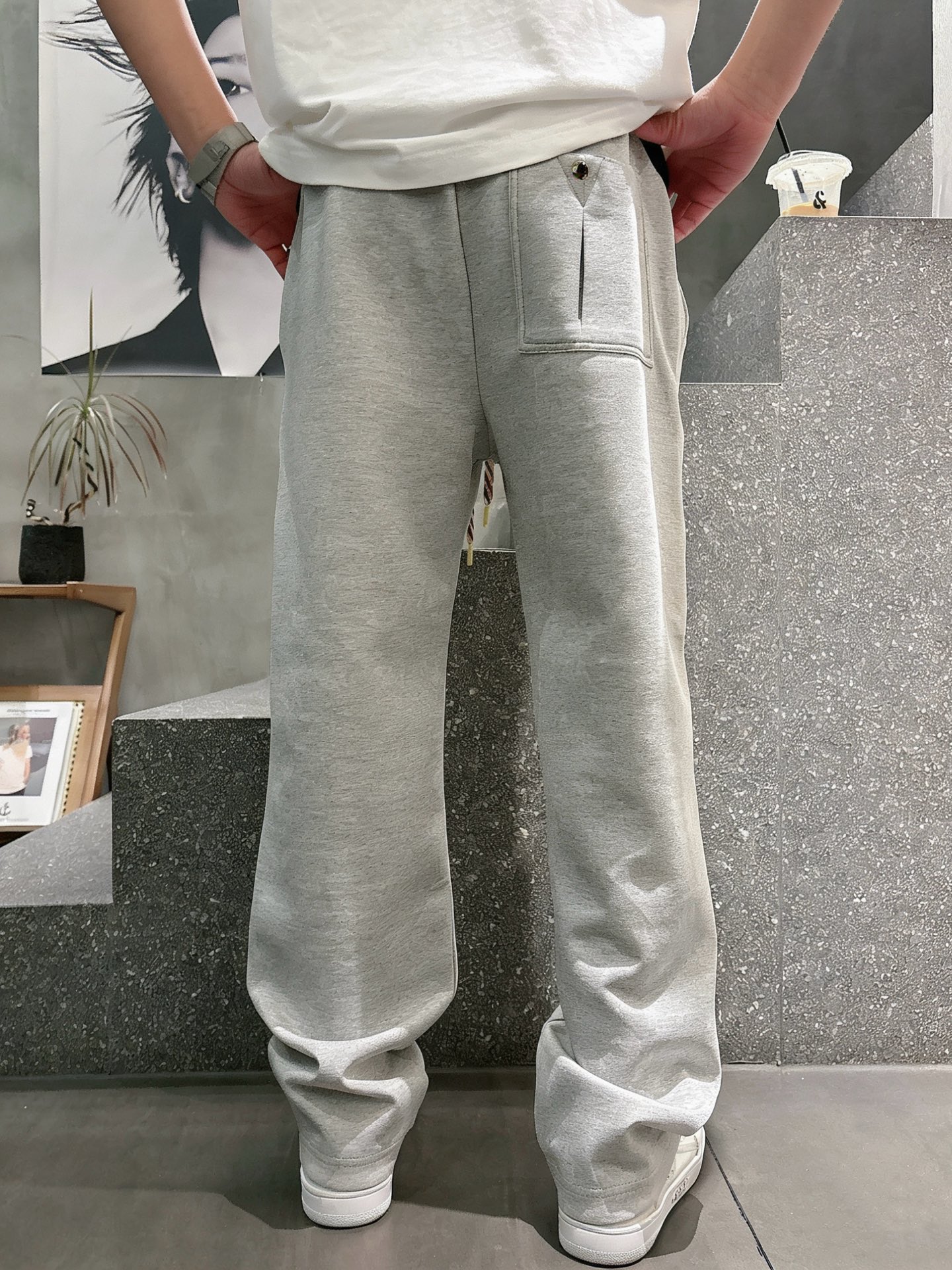 迪奥Dior 莫代尔垂感直筒卫裤 男士休闲通勤阔腿运动裤尺码：M-3XL码▪️ 采用高弹莫代尔混纺面料，