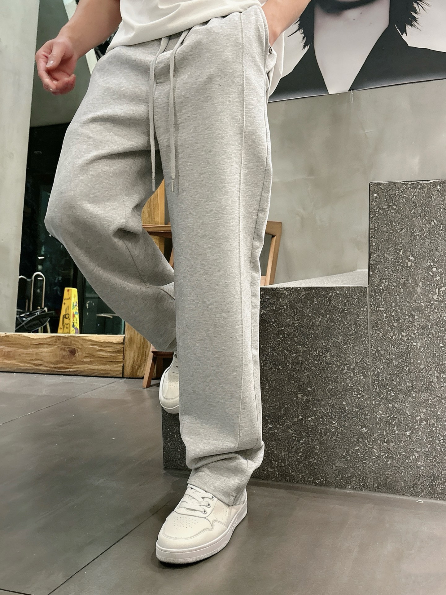 迪奥Dior 莫代尔垂感直筒卫裤 男士休闲通勤阔腿运动裤尺码：M-3XL码▪️ 采用高弹莫代尔混纺面料，