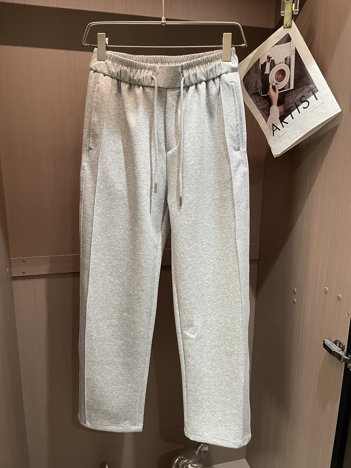 迪奥Dior 莫代尔垂感直筒卫裤 男士休闲通勤阔腿运动裤尺码：M-3XL码▪️ 采用高弹莫代尔混纺面料，