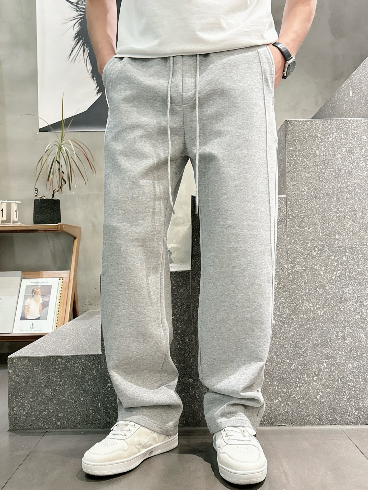 迪奥Dior 莫代尔垂感直筒卫裤 男士休闲通勤阔腿运动裤尺码：M-3XL码▪️ 采用高弹莫代尔混纺面料，