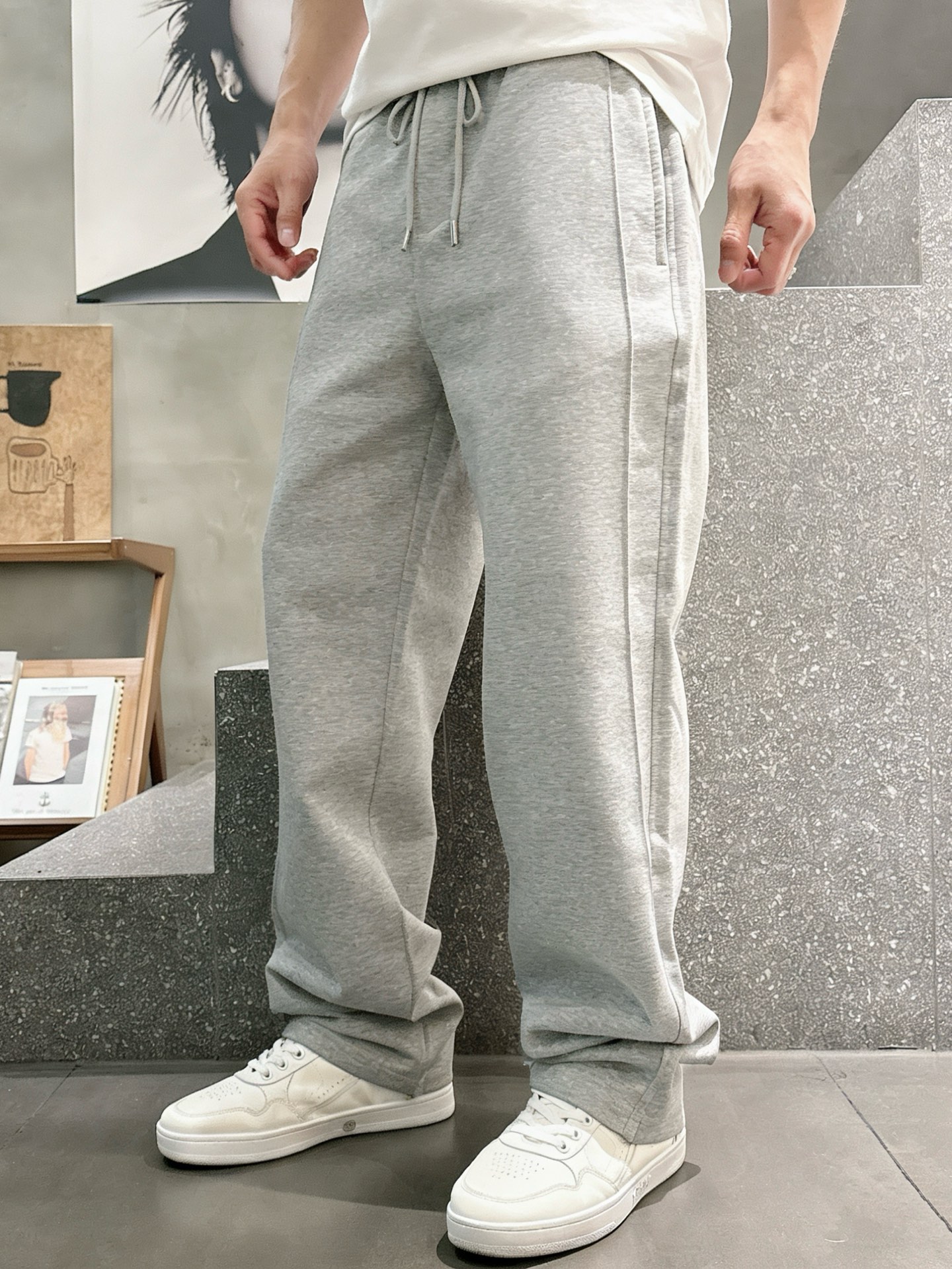 迪奥Dior 莫代尔垂感直筒卫裤 男士休闲通勤阔腿运动裤尺码：M-3XL码▪️ 采用高弹莫代尔混纺面料，