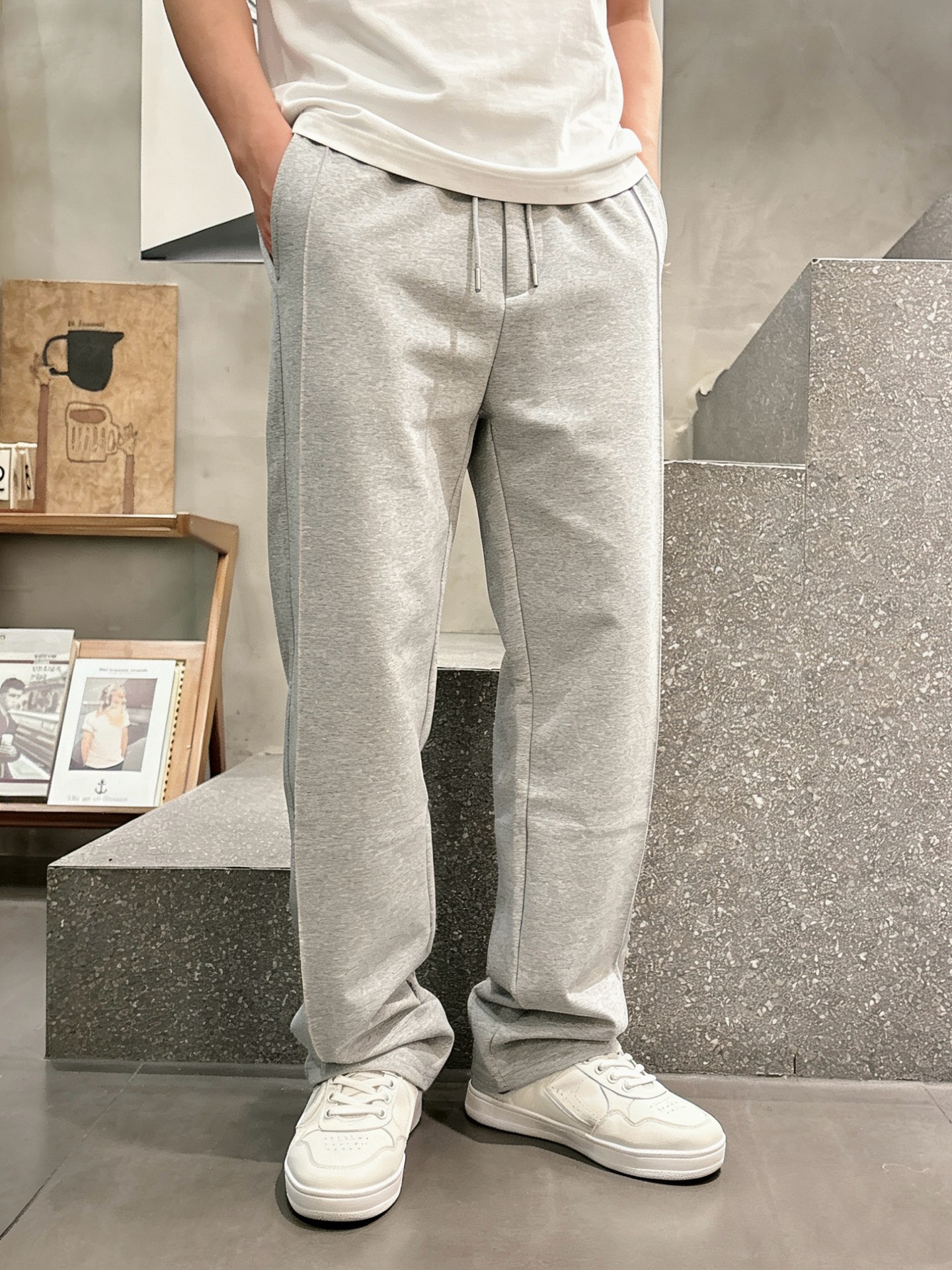 迪奥Dior 莫代尔垂感直筒卫裤 男士休闲通勤阔腿运动裤尺码：M-3XL码▪️ 采用高弹莫代尔混纺面料，