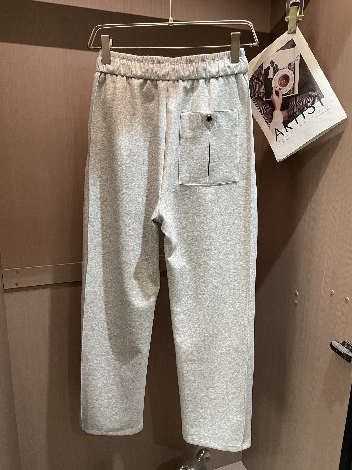 迪奥Dior 莫代尔垂感直筒卫裤 男士休闲通勤阔腿运动裤尺码：M-3XL码▪️ 采用高弹莫代尔混纺面料，