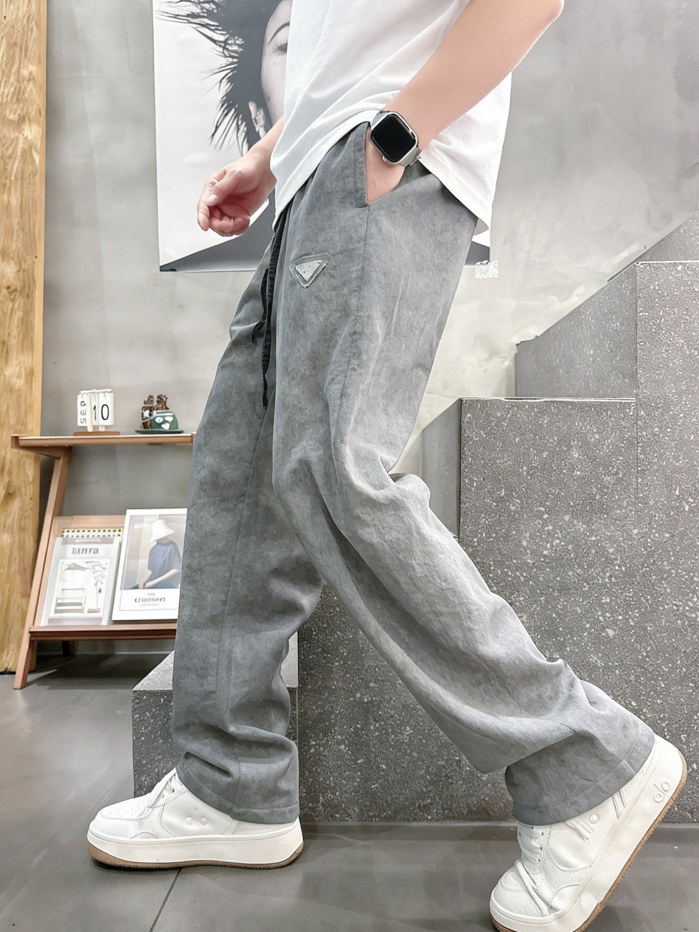 普拉达Prada 天丝脏洗老钱风休闲裤 男士松弛感宽松直筒薄款长裤尺码：M-3XL码▪️ 选用高支天丝混