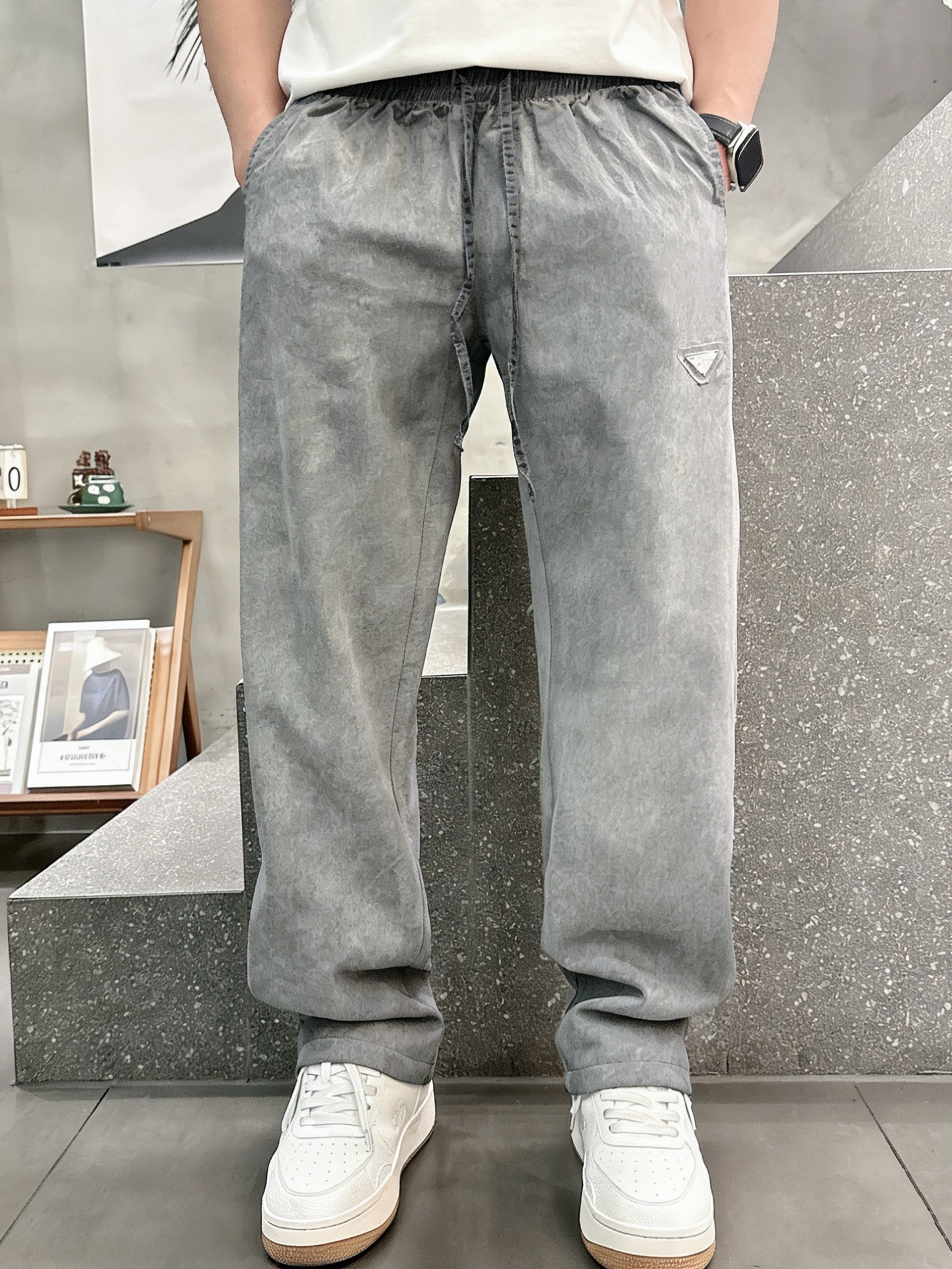 普拉达Prada 天丝脏洗老钱风休闲裤 男士松弛感宽松直筒薄款长裤尺码：M-3XL码▪️ 选用高支天丝混