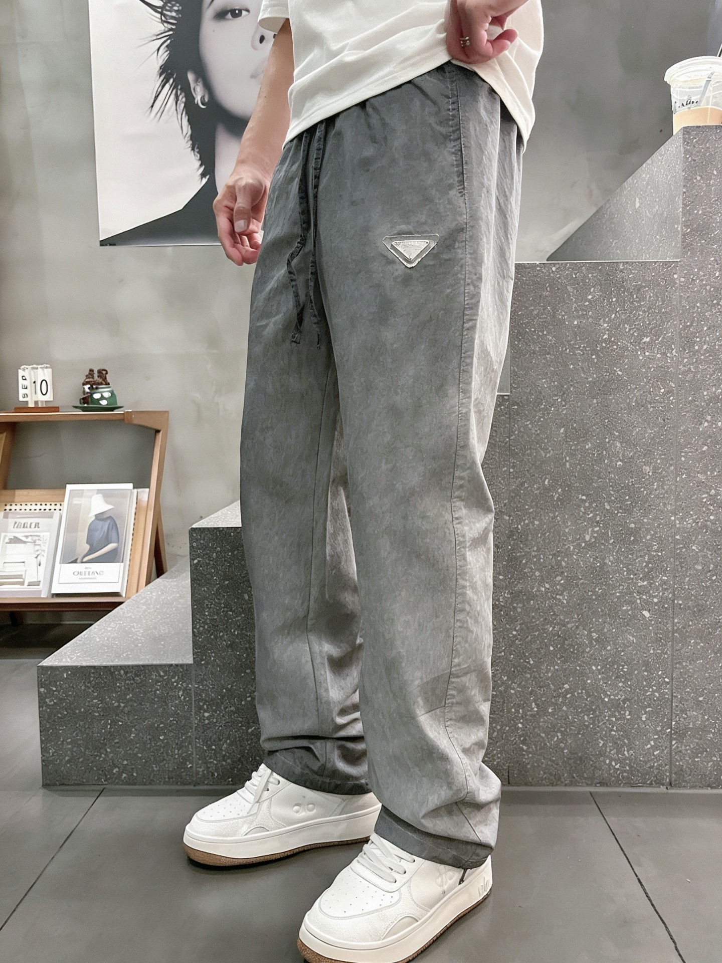 普拉达Prada 天丝脏洗老钱风休闲裤 男士松弛感宽松直筒薄款长裤尺码：M-3XL码▪️ 选用高支天丝混