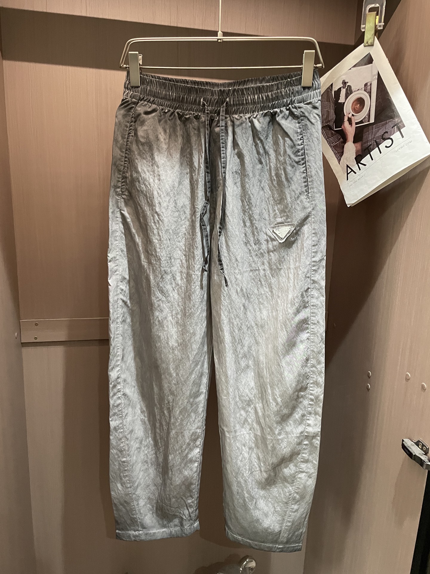 普拉达Prada 天丝脏洗老钱风休闲裤 男士松弛感宽松直筒薄款长裤尺码：M-3XL码▪️ 选用高支天丝混