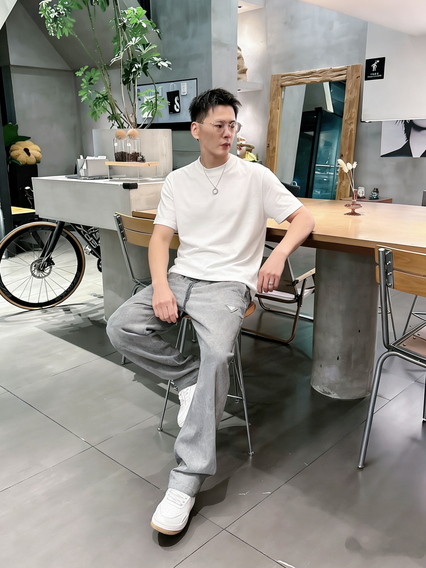 普拉达Prada 天丝脏洗老钱风休闲裤 男士松弛感宽松直筒薄款长裤尺码：M-3XL码▪️ 选用高支天丝混