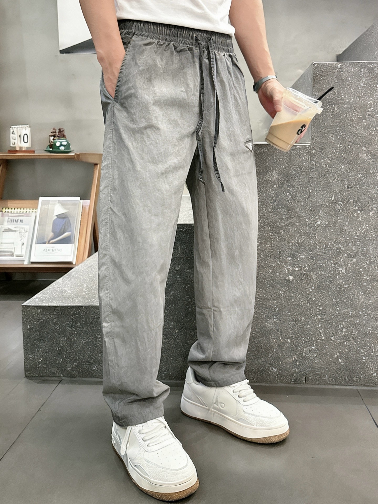 普拉达Prada 天丝脏洗老钱风休闲裤 男士松弛感宽松直筒薄款长裤尺码：M-3XL码▪️ 选用高支天丝混