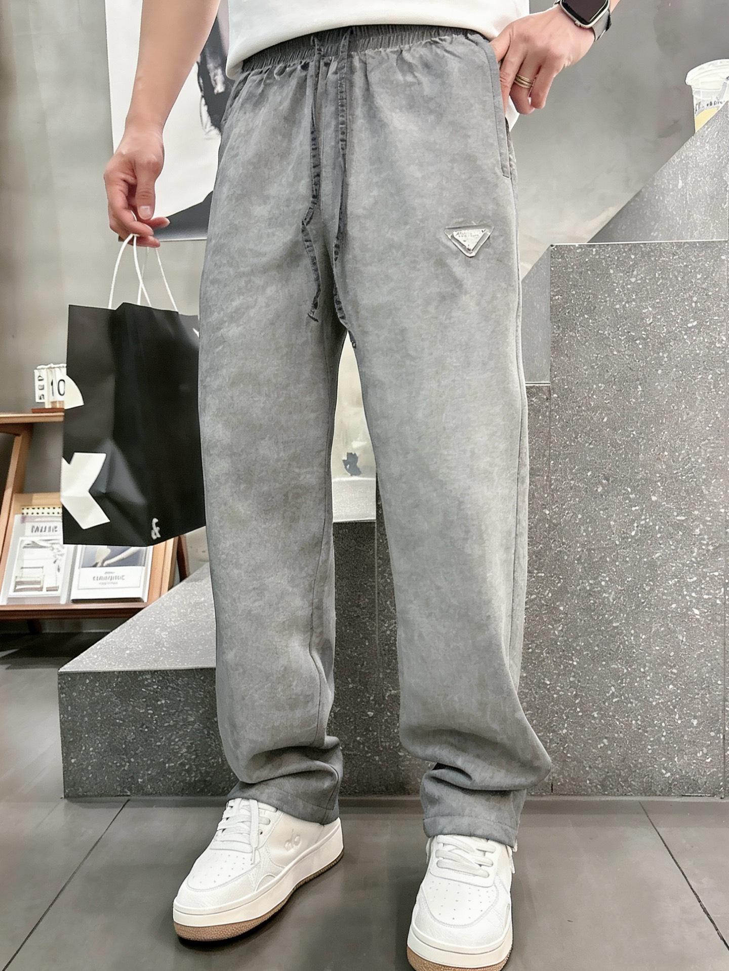 普拉达Prada 天丝脏洗老钱风休闲裤 男士松弛感宽松直筒薄款长裤尺码：M-3XL码▪️ 选用高支天丝混