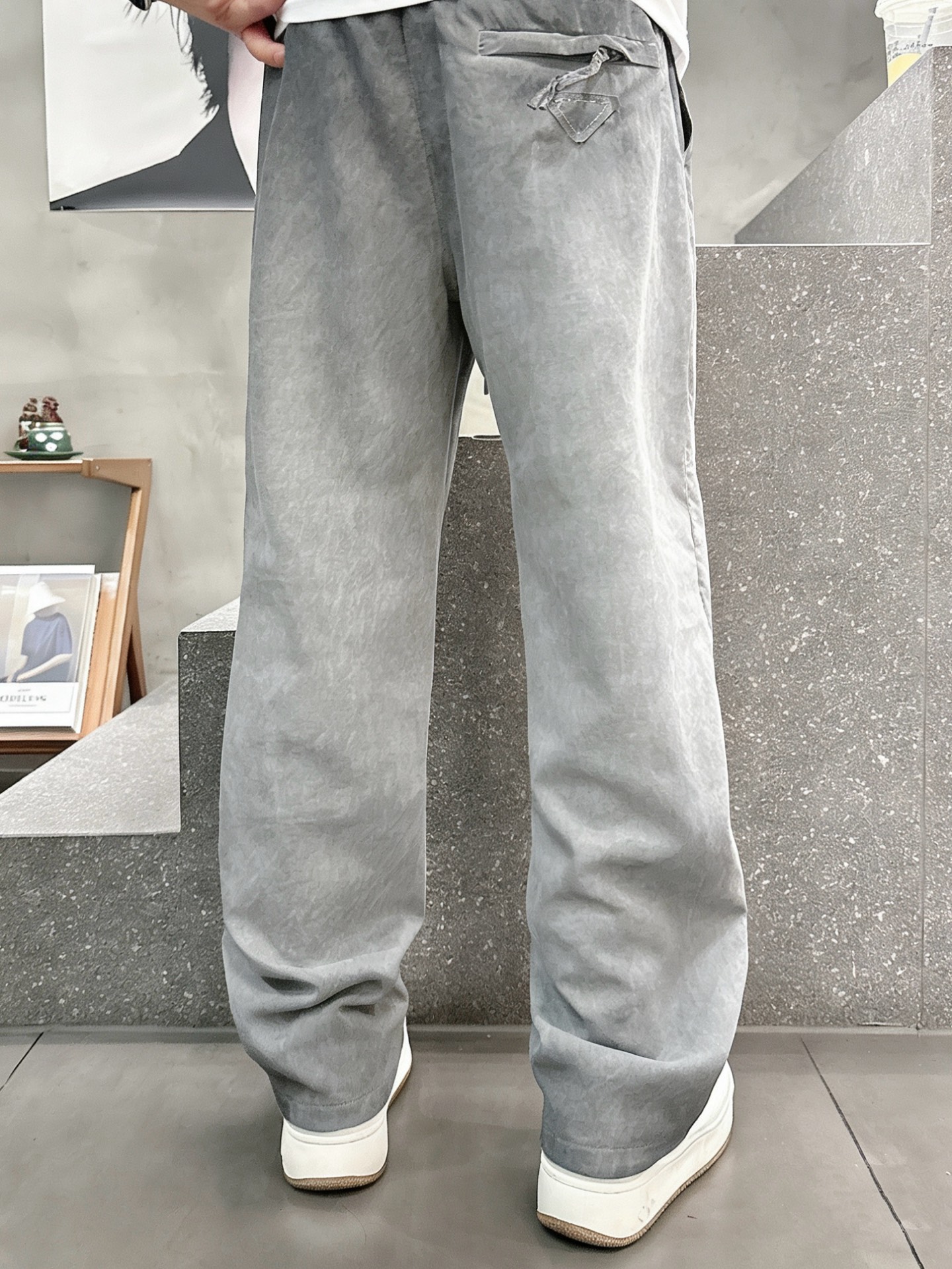 普拉达Prada 天丝脏洗老钱风休闲裤 男士松弛感宽松直筒薄款长裤尺码：M-3XL码▪️ 选用高支天丝混