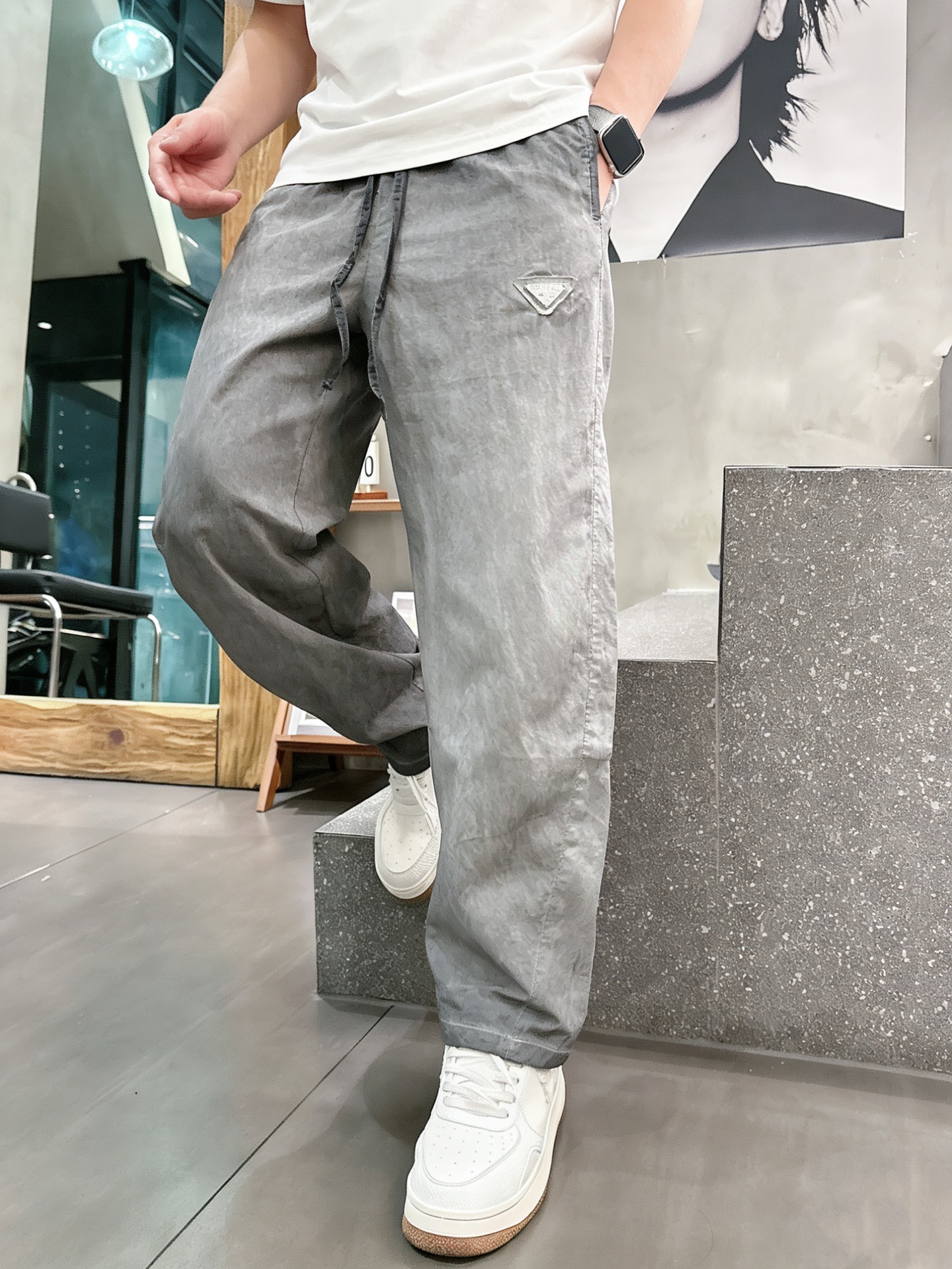 普拉达Prada 天丝脏洗老钱风休闲裤 男士松弛感宽松直筒薄款长裤尺码：M-3XL码▪️ 选用高支天丝混