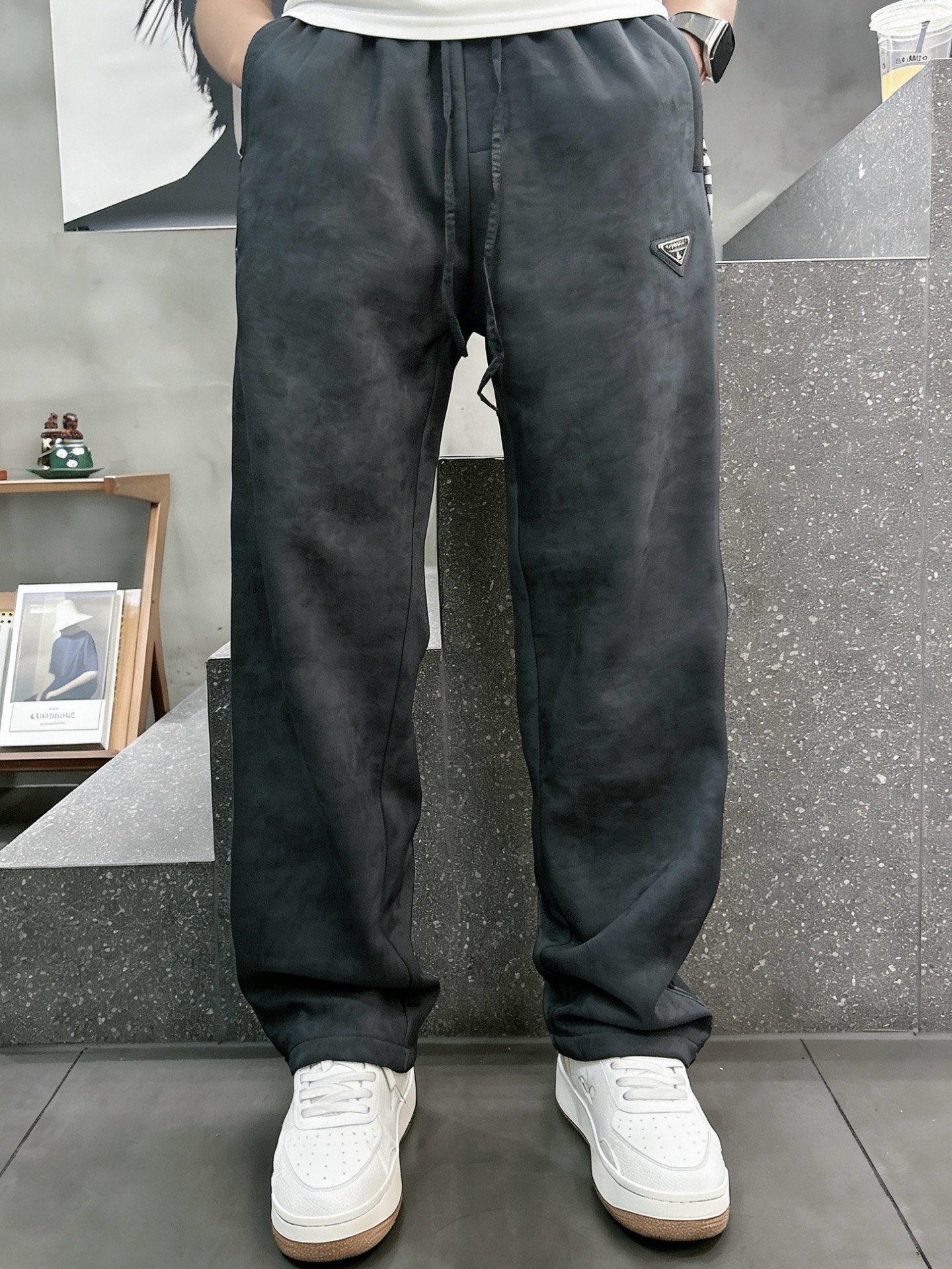 普拉达Prada 天丝脏洗老钱风休闲裤 男士松弛感宽松直筒薄款长裤尺码：M-3XL码▪️ 选用高支天丝混