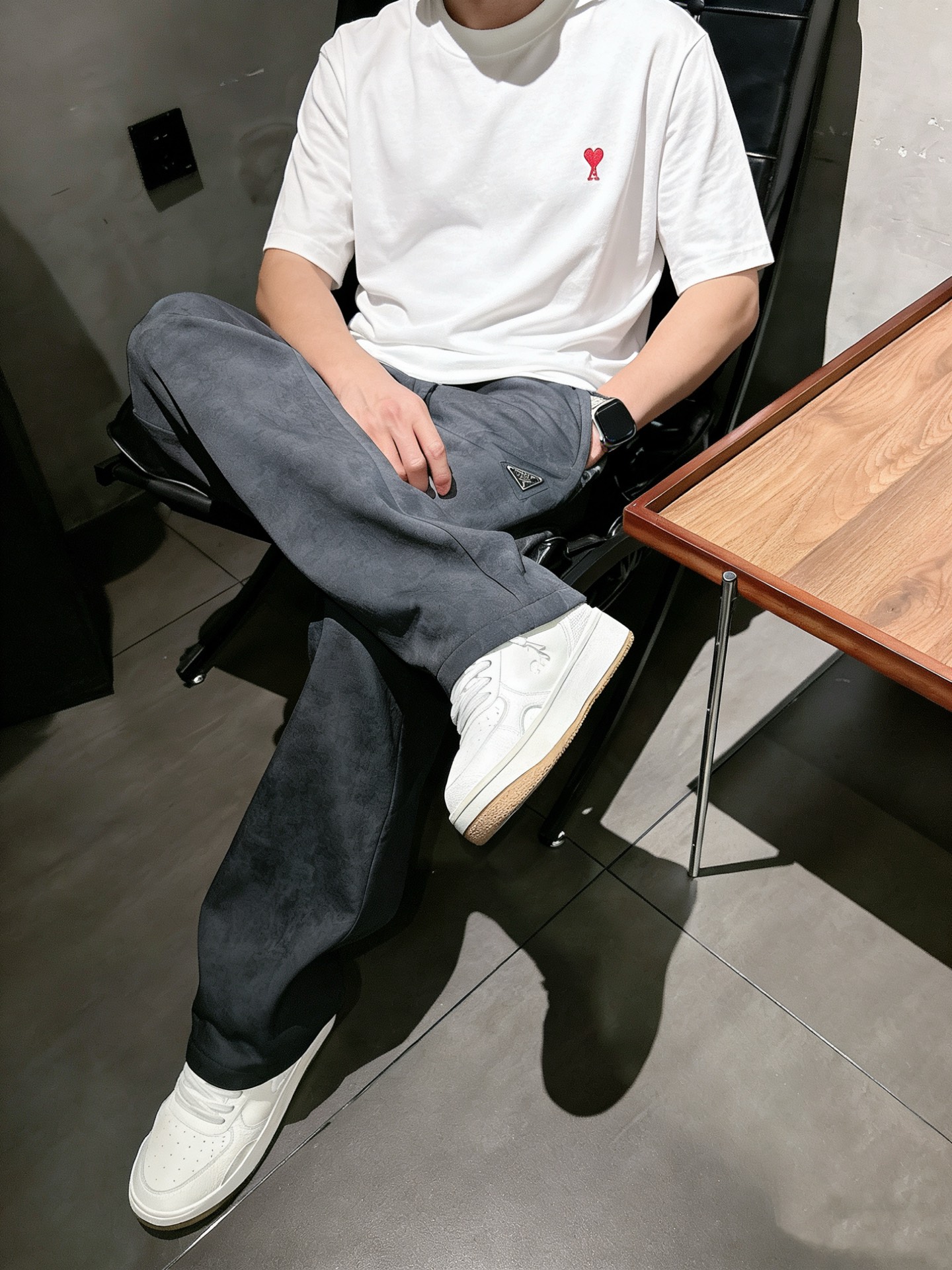 普拉达Prada 天丝脏洗老钱风休闲裤 男士松弛感宽松直筒薄款长裤尺码：M-3XL码▪️ 选用高支天丝混