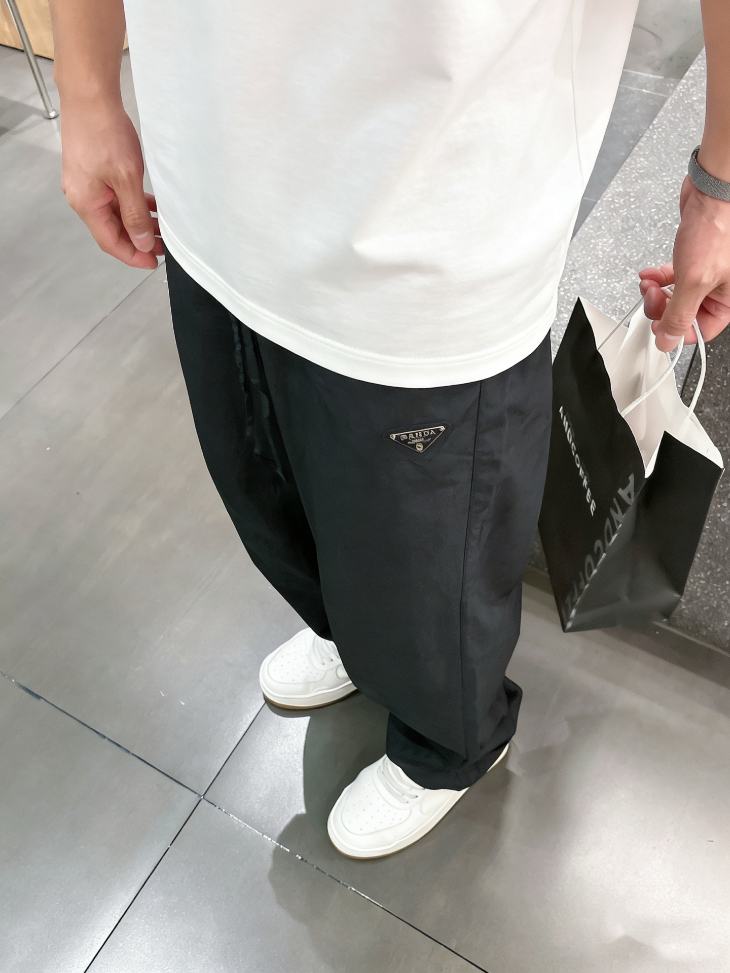 普拉达Prada 天丝脏洗老钱风休闲裤 男士松弛感宽松直筒薄款长裤尺码：M-3XL码▪️ 选用高支天丝混