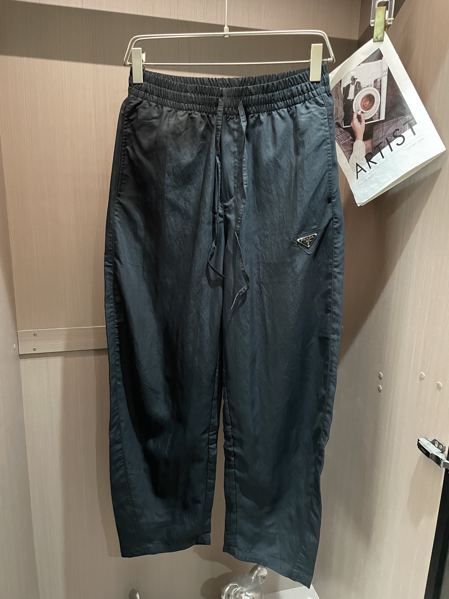 普拉达Prada 天丝脏洗老钱风休闲裤 男士松弛感宽松直筒薄款长裤尺码：M-3XL码▪️ 选用高支天丝混