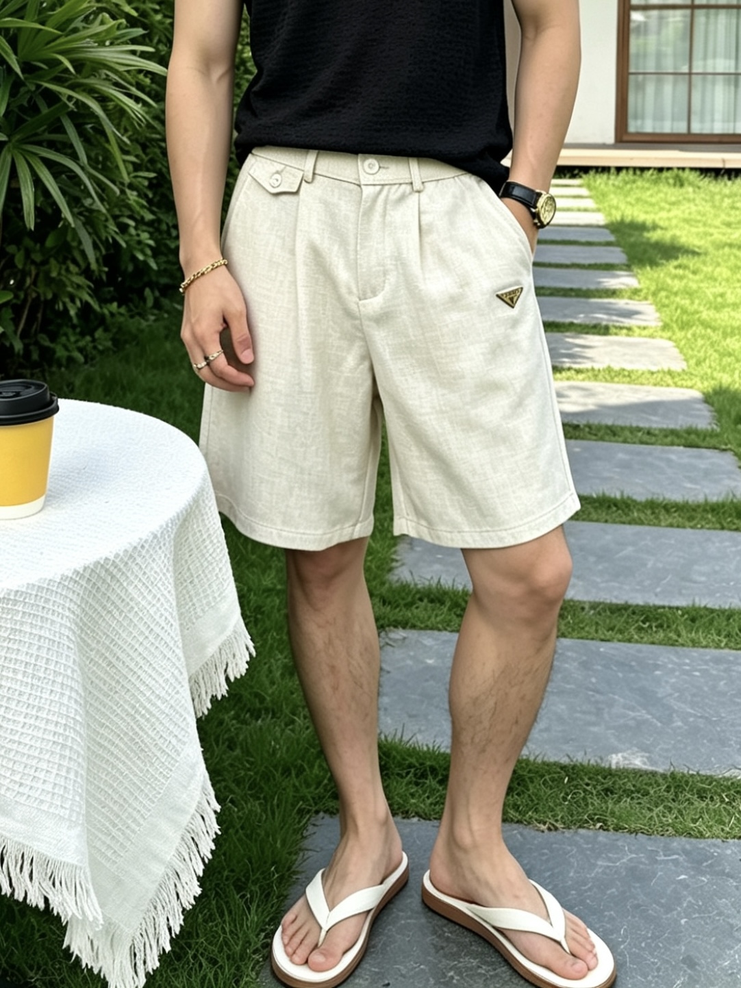 NO:858906,PRADA Triangular Logo Elastic Waist Casual Shorts Core Highlights Available in two colors: classic black, low-key and neat, and off-white linen, refreshing and high-end texture, suitable for daily commuting, light business, leisure travel and other scenarios. The waistband adopts a front center button + rear elastic design, taking into account the neat fit and comfortable fit. It is highly tolerant to different waist sizes and is easy to put on and take off.  The iconic metal triangle logo on the front of the trousers is exquisite in detail and low-key to highlight the brand style; the side and back pockets are designed with both practicality and beauty in mind. Drapey and breathable fabric, the upper body is comfortable and skin-friendly, not easy to wrinkle and deform, taking into account both texture and practicality. The loose and slightly wide straight cut can modify the leg shape without being flattering, and can be easily matched with T-shirts, shirts and polo shirts. Sizes S-2XL, prada, prada, shorts, shirts, tees, t-shirt,19860909PRADA 普拉达 三角标松紧腰休闲短裤  核心亮点 双色可选经典黑色低调利落、米白亚麻质感清爽高级,适配日常通勤、轻商务、休闲出行等多场景穿搭 腰头采用前中纽扣+后段松紧设计,兼顾利落版型与舒适贴合度,对不同腰围包容度高,穿脱便捷 裤身正面标志性金属三角徽标,细节精致,低调彰显品牌格调；侧边及后袋设计兼顾实用性与美观度 垂感透气面料,上身舒适亲肤,不易皱变形,兼顾质感与实用性 宽松微阔的直筒剪裁,修饰腿型不挑身材,搭配T恤、衬衫、Polo衫都能轻松驾驭 尺码S-2XL,,prada,prada,shorts,shirts,tees，t-shirt,,Men's clothing