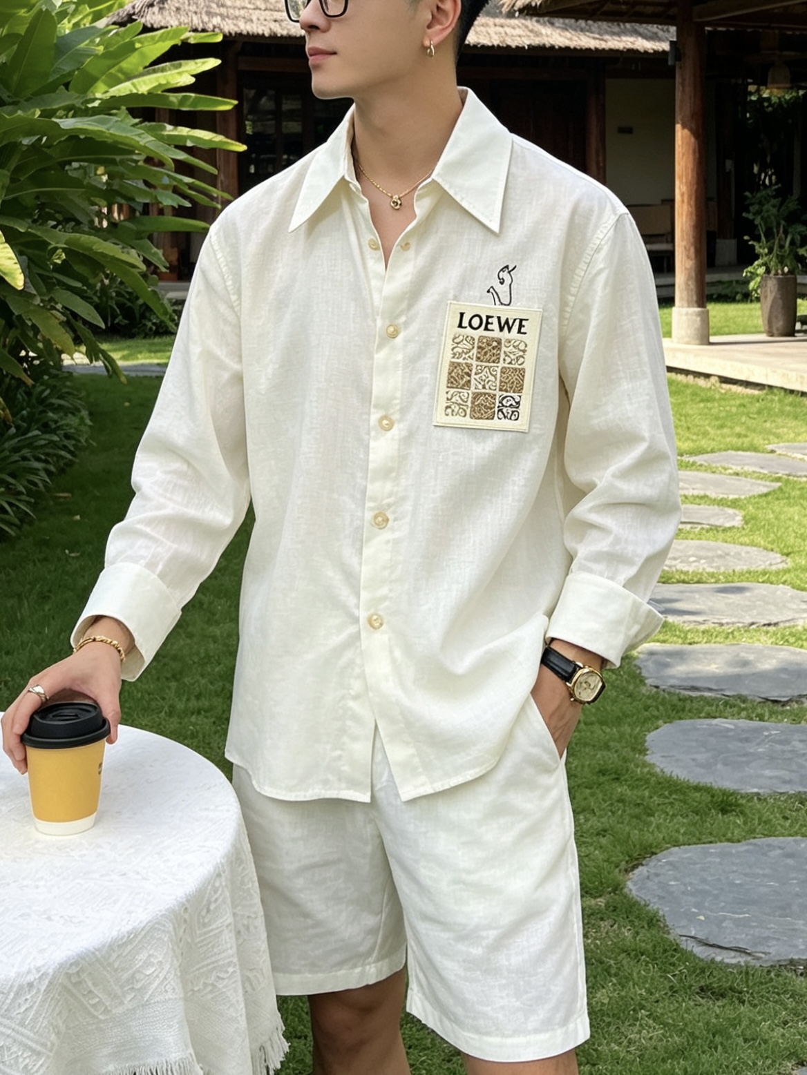 NO:858949,LOEWE cotton and linen texture embroidered label long-sleeved shirt. Men's casual commuting all-match shirt. Sizes M-XL. Made of high-count cotton and linen blended fabrics, soft and skin-friendly, breathable and not sweaty. It has a natural and soft texture. It is drapeable and stylish and not easy to wrinkle. It is easy to take care of in daily life. It has both comfortable body feeling and brand-level high-end texture. It is suitable for wearing in various scenes in spring and summer.  The classic pointed collar design modifies the face shape, and the chest is embellished with the brand's exclusive embroidered label. It combines LOEWE's classic presbyopia plaid and the brand's iconic element embroidery, and the details are exquisite and recognisable. It is decorated with textured buttons of the same color, and the clean cut on the back is simple and elegant. The loose and moderate version is not flattering and adapts to a variety of body shapes.  Available in two classic colors, it can be worn alone or layered as an inner layer, and can be paired with casual pants, jeans, or trousers. It is suitable for daily commuting, weekend travel, light business and leisure, vacation and other diverse scenarios. It can easily create a relaxed and advanced style, showing the low-key luxury style of LOEWE,,loewe,loewe,jeans,shirts,19860909罗意威LOEWE 棉麻质感刺绣贴标长袖衬衫 男士休闲通勤百搭衬衣 尺码M-XL码 采用高支棉麻混纺面料,触感柔软亲肤,透气不闷汗,自带自然柔和的肌理感,垂坠有型不易皱,日常好打理,兼顾舒适体感与品牌级高级质感,适配春夏多场景穿着 经典尖领设计修饰脸型,胸前点缀品牌专属刺绣贴标,融合LOEWE经典老花格纹与品牌标志性元素刺绣,细节精致辨识度拉满；同色系质感纽扣加持,后背净版剪裁简约大气,宽松有度的版型不挑身材,适配多种身形 经典两色可选,可单穿可叠穿内搭,搭配休闲裤、牛仔裤、西裤均可,适配日常通勤、周末出行、轻商务休闲、度假等多元场景,轻松打造松弛高级的穿搭风格,尽显罗意威LOEWE的低调轻奢格调,,loewe,loewe,jeans,shirts,,Men's clothing