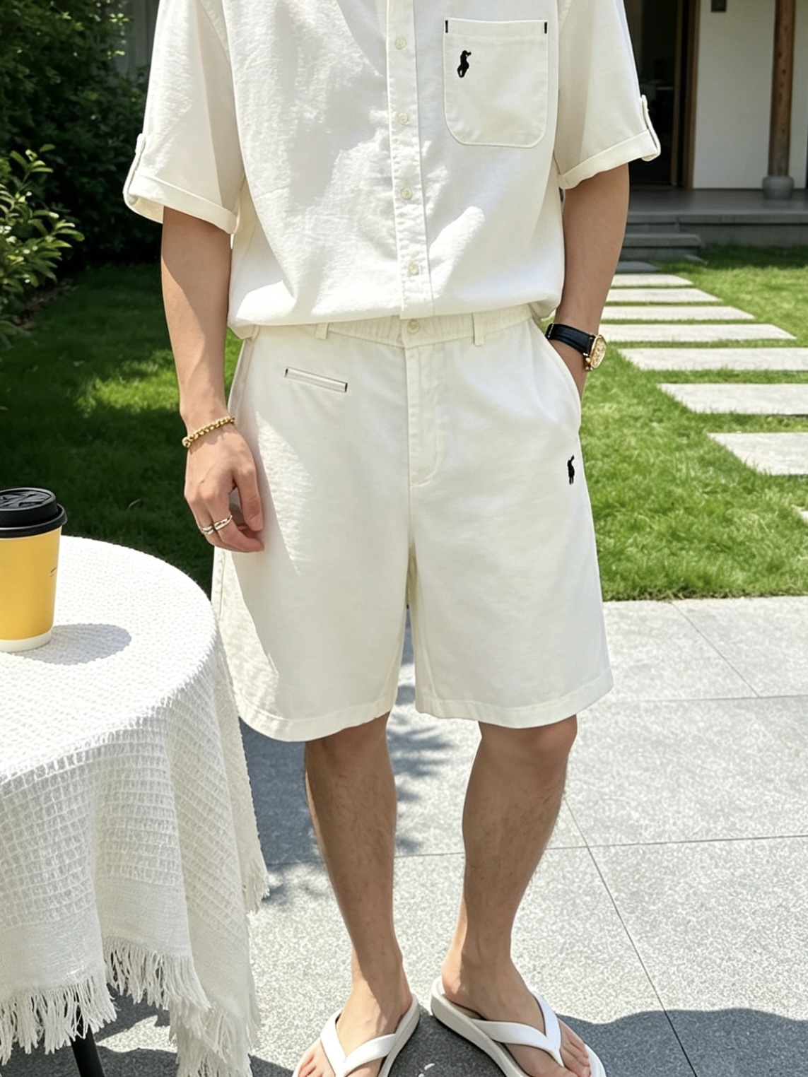 NO:858932,POLO RALPH LAUREN linen-textured casual shorts. Core highlights. Available in two colors: refreshing milk white, versatile and clean, and classic black, low-key and neat. Suitable for daily commuting, leisure travel, light business and other scenarios. The waistband is designed with buttons at the front and elastic at the back, taking into account the neat fit and comfortable fit. It is highly tolerant to different waist sizes and is easy to put on and take off.  Detailed texture, exquisite pony logo embroidery on the side, low-key to highlight the brand style; front small pocket + back patch pocket design, taking into account practicality and beauty. Fabric features: Breathable linen blend fabric, with its own texture, comfortable and skin-friendly upper body, good drape, not easy to wrinkle and deform, taking into account both texture and practicality. The cut is loose and straight, modifying the leg shape without being too picky. It can be easily matched with the same series of shirts, T-shirts and Polo shirts. Size S-2XL  price,,loro piana,shorts,shirts,tees,t-shirt,19860909POLO RALPH LAUREN 拉夫劳伦 亚麻质感休闲短裤  核心亮点 双色可选清爽奶白百搭干净、经典黑色低调利落,适配日常通勤、休闲出行、轻商务等多种场景穿搭 腰头设计前襟纽扣+后腰松紧,兼顾利落版型与舒适贴合度,对不同腰围包容度高,穿脱便捷 细节质感侧边精致小马标刺绣,低调彰显品牌格调；前侧小口袋+后贴袋设计,兼顾实用性与美观度 面料特性透气亚麻混纺面料,自带肌理感,上身舒适亲肤,垂坠感好,不易皱变形,兼顾质感与实用性 版型剪裁宽松直筒版型,修饰腿型不挑身材,搭配同系列衬衫、T恤、Polo衫都能轻松驾驭 尺码S-2XL 价格,,loro piana,shorts,shirts,tees，t-shirt,,Men's clothing