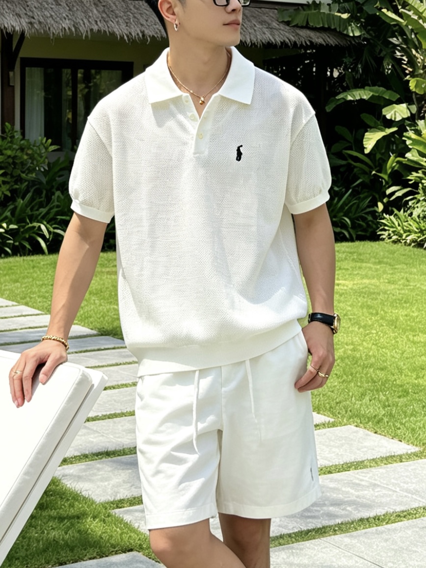 NO:858964,POLO RALPH LAUREN Mesh Knitted Short-Sleeved Polo Shirt Core Highlights: Loose and slightly dropped shoulders, Polo collar + three-button placket design, neat but not rigid, modified shoulder line, not flattering on the figure, and the upper body has a simple and high-end feel. The texture of the mesh knitted fabric is breathable and refreshing, has its own texture, is soft and skin-friendly, and is comfortable to wear in summer without being sweaty. It has both texture and practicality.  Design details include the brand's iconic pony embroidery on the left chest, which is low-key and recognizable; the cuffs and hem are ribbed, with exquisite details and not easy to deform; available in three classic colors of oatmeal, white, and light blue, suitable for different wearing scenarios. The versatile attribute is suitable for casual pants, jeans, and suit shorts. It can be paired with sneakers, casual leather shoes, and loafers to easily control various styles such as daily casual, light business, and commuting. Size MXL,, loro  piana,loafers,shorts,jeans,T-shirt,business suit,19860909POLO RALPH LAUREN 网眼针织短袖Polo衫  核心亮点 版型剪裁宽松微落肩版型,Polo领+三粒扣门襟设计,利落不呆板,修饰肩线,不挑身材,上身自带简约高级感. 面料质感网眼针织面料,透气清爽,自带肌理感,触感柔软亲肤,夏季穿着舒适不闷汗,兼具质感与实用性. 设计细节左胸带有品牌标志性小马刺绣,低调又有辨识度；袖口与下摆采用罗纹收边,细节精致,不易变形；提供燕麦色、白色、浅蓝色三种经典配色,适配不同穿搭场景. 百搭属性搭配休闲裤、牛仔裤、西装短裤都很适配,可搭配板鞋、休闲皮鞋、乐福鞋,轻松驾驭日常休闲、轻商务、通勤等多种造型. 尺码MXL,,loro piana,loafers,shorts,jeans,T-shirt,business suit,,Men's clothing