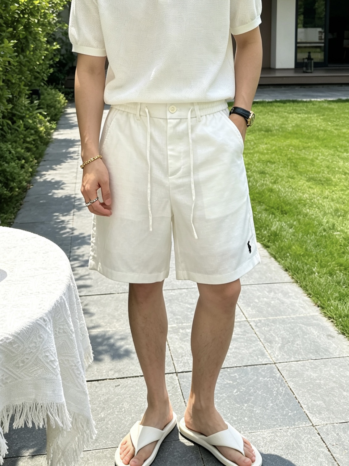 NO:858957,POLO RALPH LAUREN Linen Blended Casual Shorts Core Highlights: Loose-cut straight-leg five-quarter trousers, elastic waist + drawstring double design, highly tolerant to the waist, comfortable and not tight, not flattering to the body shape, easy to create a casual and relaxed feeling. Fabric texture: linen blend fabric, with natural texture, breathable and refreshing, good drape, not sweaty when worn in summer, taking into account comfort and texture.  The design details include the brand's iconic pony embroidery on the side of the leg, which is low-key and recognizable; the front button closure + drawstring adjustment, and practical pockets on the back, exquisite details; available in two classic colors of brown and white, suitable for different wearing scenarios. The versatile attribute is suitable for solid color T-shirts, shirts, and POLO shirts. It can be paired with sneakers, sandals, and loafers to easily control various styles such as casual, light business, and vacation style. Size MXL, loro  piana,loafers,sandals,shorts,shirts,tees,t-shirt,19860909POLO RALPH LAUREN 亚麻混纺休闲短裤  核心亮点 版型剪裁宽松直筒五分裤型,松紧腰+抽绳双设计,对腰围包容度高,舒适不勒腰,不挑身材,轻松打造随性松弛感. 面料质感亚麻混纺面料,自带天然肌理感,透气清爽,垂坠感佳,夏季穿着不闷汗,兼顾舒适与质感. 设计细节裤脚侧边带有品牌标志性小马刺绣,低调又有辨识度；前襟纽扣闭合+抽绳调节,后侧配有实用口袋,细节精致考究；提供棕色、白色两种经典配色,适配不同穿搭场景. 百搭属性搭配纯色T恤、衬衫、POLO衫都很适配,可搭配板鞋、凉鞋、乐福鞋,轻松驾驭休闲、轻商务、度假风等多种造型. 尺码MXL,,loro piana,loafers,sandals,shorts,shirts,tees，t-shirt,,Men's clothing