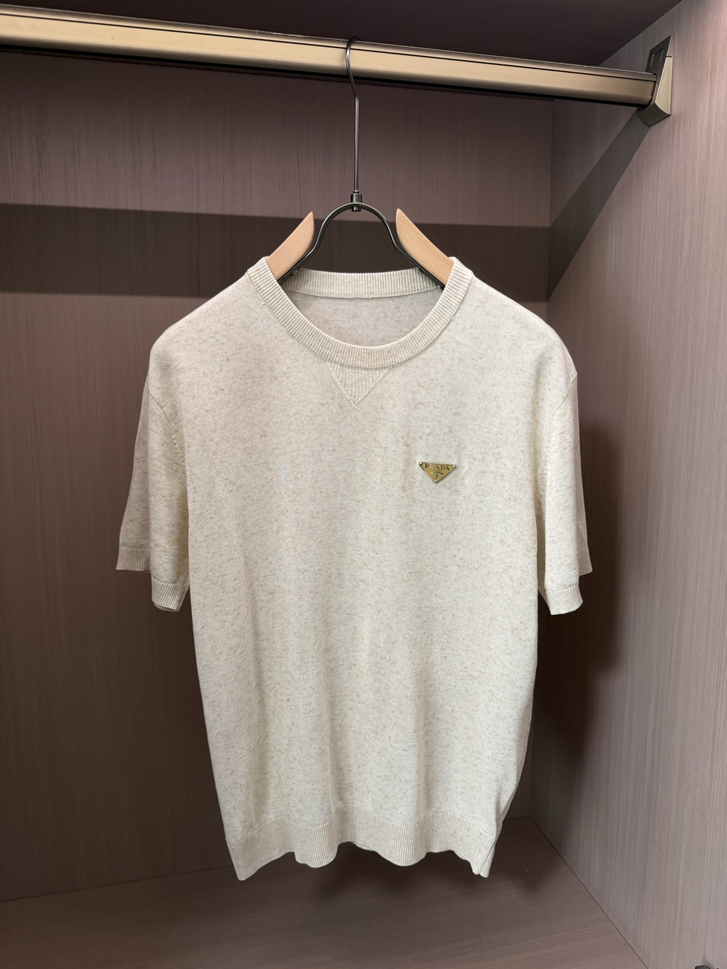 普拉达(PRADA)圆领三角标针织短袖T恤尺码M-3XL｜▫ 麻灰绿/燕麦米两色可选，低饱和色调不挑肤色