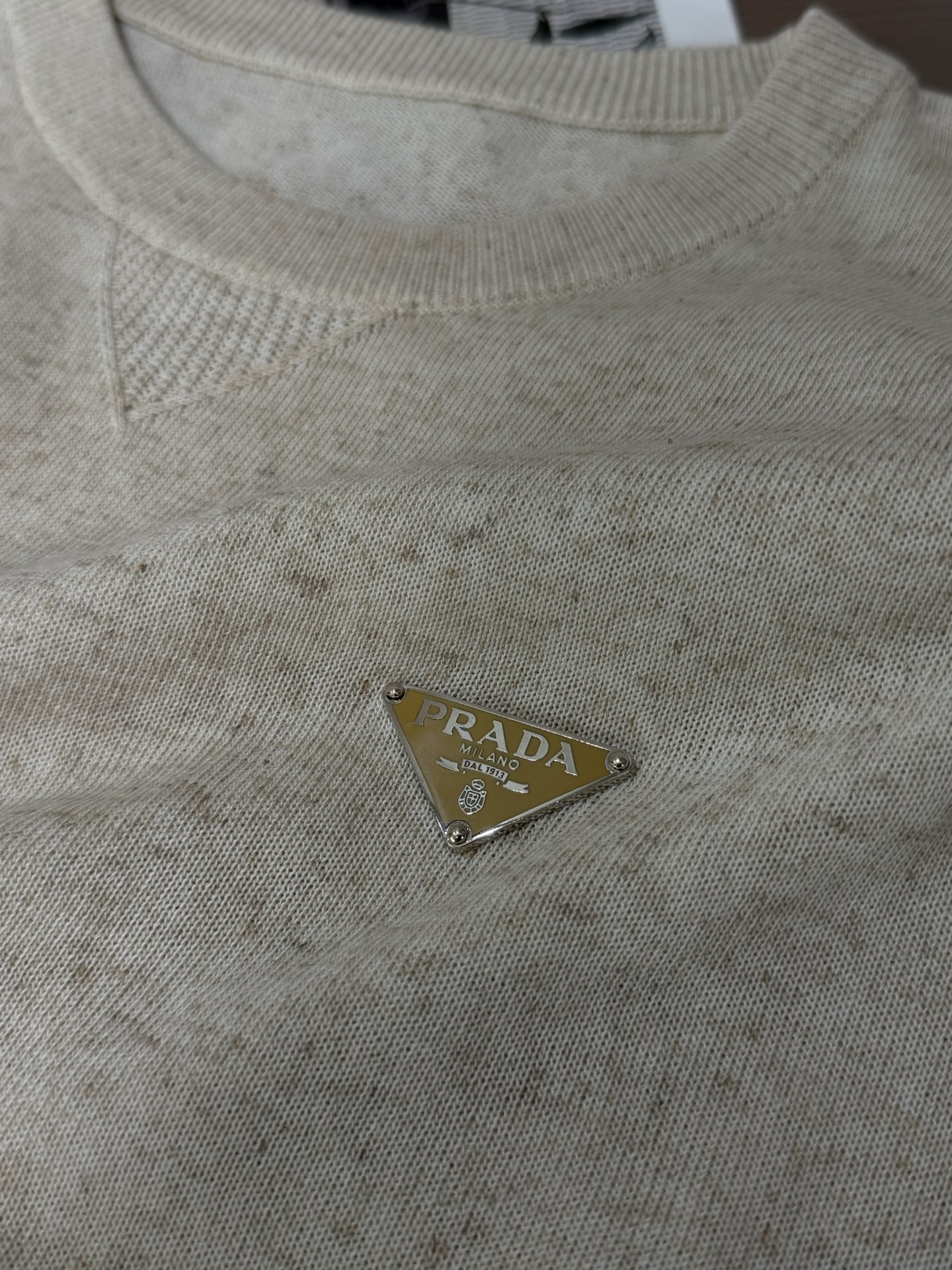 普拉达(PRADA)圆领三角标针织短袖T恤尺码M-3XL｜▫ 麻灰绿/燕麦米两色可选，低饱和色调不挑肤色