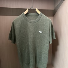普拉达(PRADA)圆领三角标针织短袖T恤尺码M-3XL|▫ 麻灰绿/燕麦米两色可选,低饱和色调不挑肤色 普拉达(PRADA)圆领三角标针织短袖T恤尺码M-3XL|▫ 麻灰绿/燕麦米两色可选,低饱和色调不挑肤色