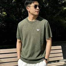 普拉达(PRADA)圆领三角标针织短袖T恤尺码M-3XL|▫ 麻灰绿/燕麦米两色可选,低饱和色调不挑肤色 普拉达(PRADA)圆领三角标针织短袖T恤尺码M-3XL|▫ 麻灰绿/燕麦米两色可选,低饱和色调不挑肤色
