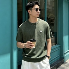 普拉达(PRADA)圆领三角标针织短袖T恤尺码M-3XL|▫ 麻灰绿/燕麦米两色可选,低饱和色调不挑肤色 普拉达(PRADA)圆领三角标针织短袖T恤尺码M-3XL|▫ 麻灰绿/燕麦米两色可选,低饱和色调不挑肤色
