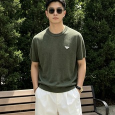 普拉达(PRADA)圆领三角标针织短袖T恤尺码M-3XL|▫ 麻灰绿/燕麦米两色可选,低饱和色调不挑肤色 普拉达(PRADA)圆领三角标针织短袖T恤尺码M-3XL|▫ 麻灰绿/燕麦米两色可选,低饱和色调不挑肤色