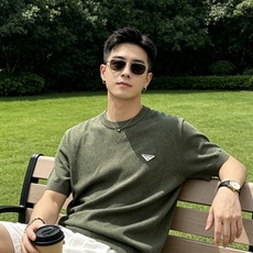 普拉达(PRADA)圆领三角标针织短袖T恤尺码M-3XL|▫ 麻灰绿/燕麦米两色可选,低饱和色调不挑肤色 普拉达(PRADA)圆领三角标针织短袖T恤尺码M-3XL|▫ 麻灰绿/燕麦米两色可选,低饱和色调不挑肤色