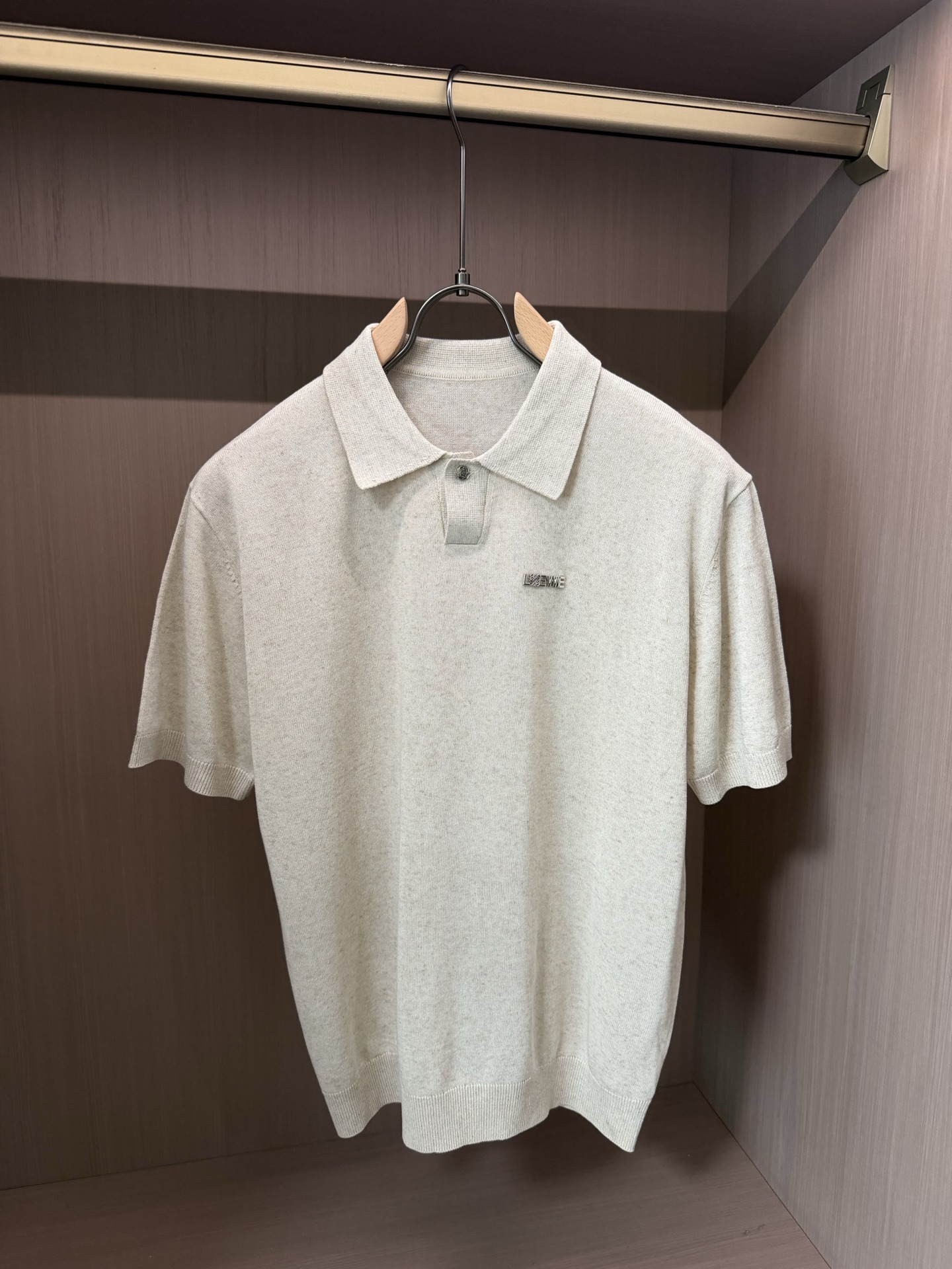 罗意威(LOEWE)针织Polo短袖T恤尺码M-3XL｜▫ 深棕/燕麦米两色可选，低饱和色调适配度高，可
