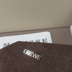 罗意威(LOEWE)针织Polo短袖T恤尺码M-3XL|▫ 深棕/燕麦米两色可选,低饱和色调适配度高,可 罗意威(LOEWE)针织Polo短袖T恤尺码M-3XL|▫ 深棕/燕麦米两色可选,低饱和色调适配度高,可
